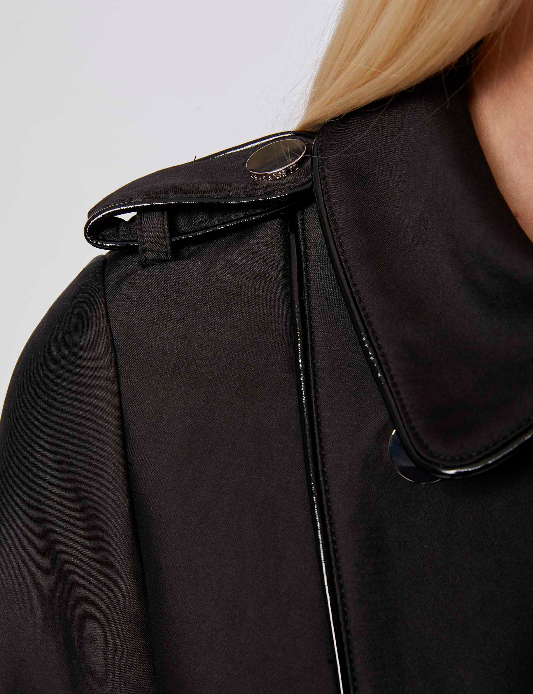 Gabardina recta con cintur&oacute;n negro mujer