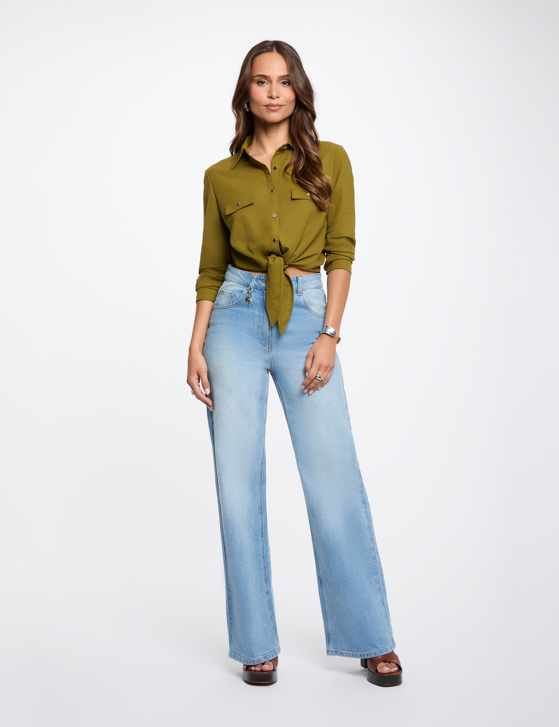 Camisa anudada con cuello abierto mujer
