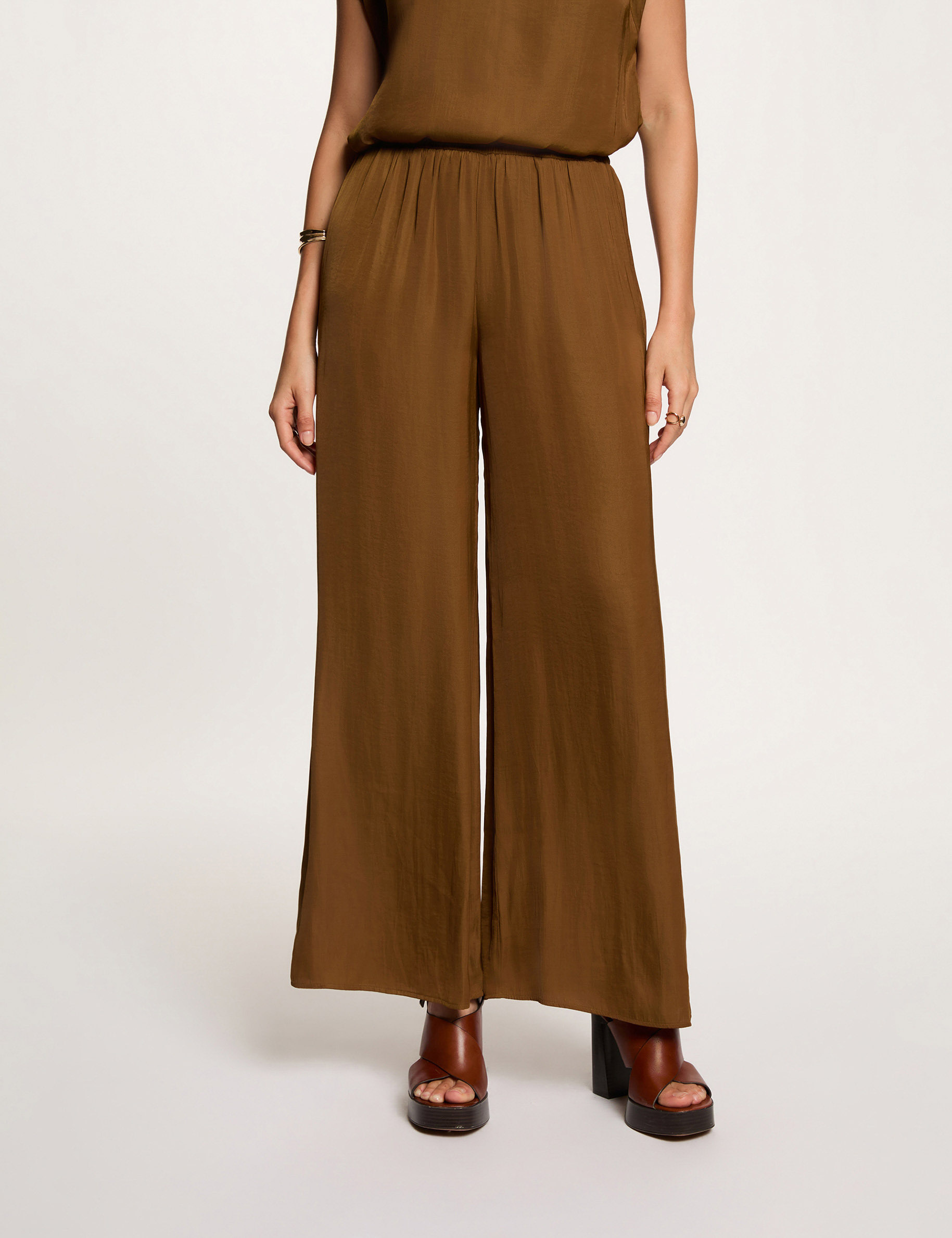 Pantal&oacute;n ancho fluido c&aacute;mel mujer
