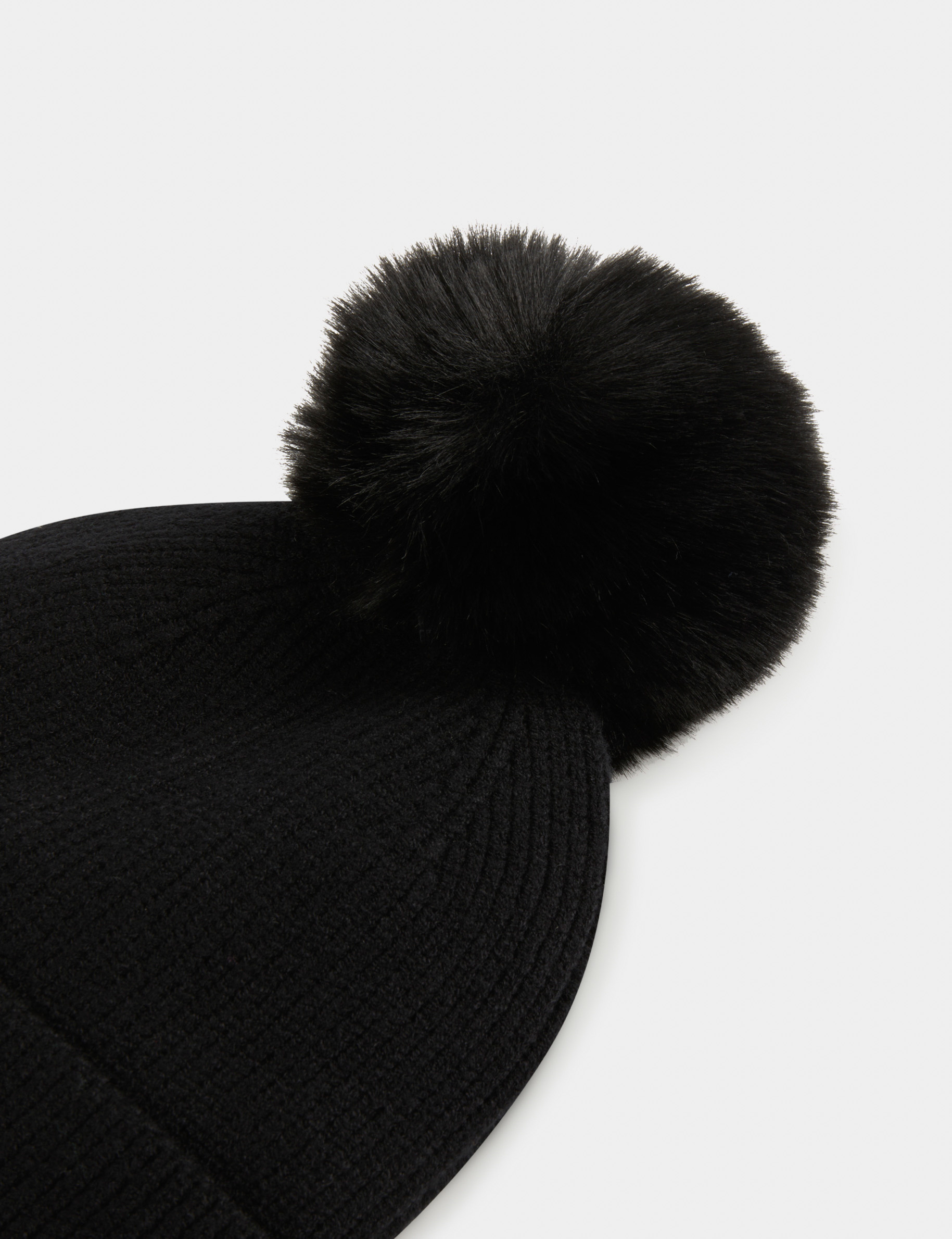 gorro con botones y pompon negro mujer Gorro con botones y pompón negro mujer