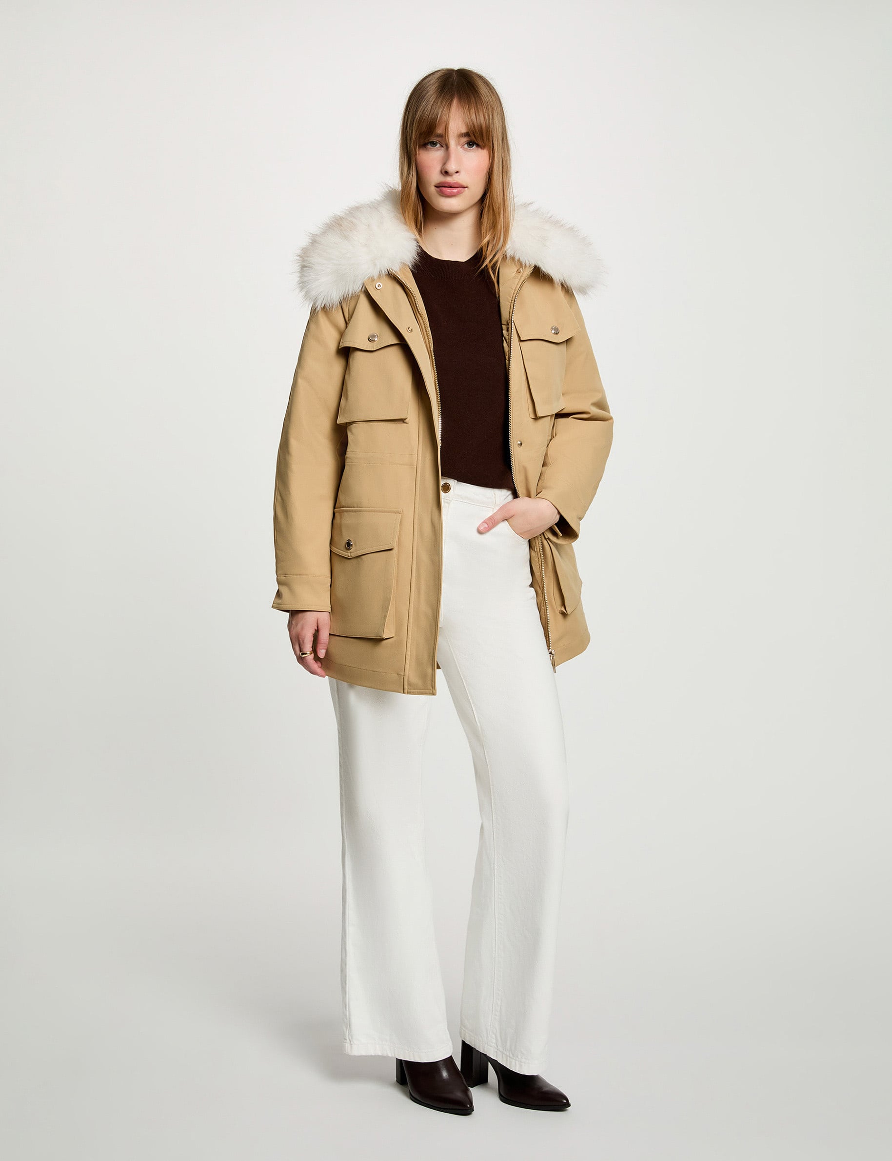 Parka con cuello alto beige mujer