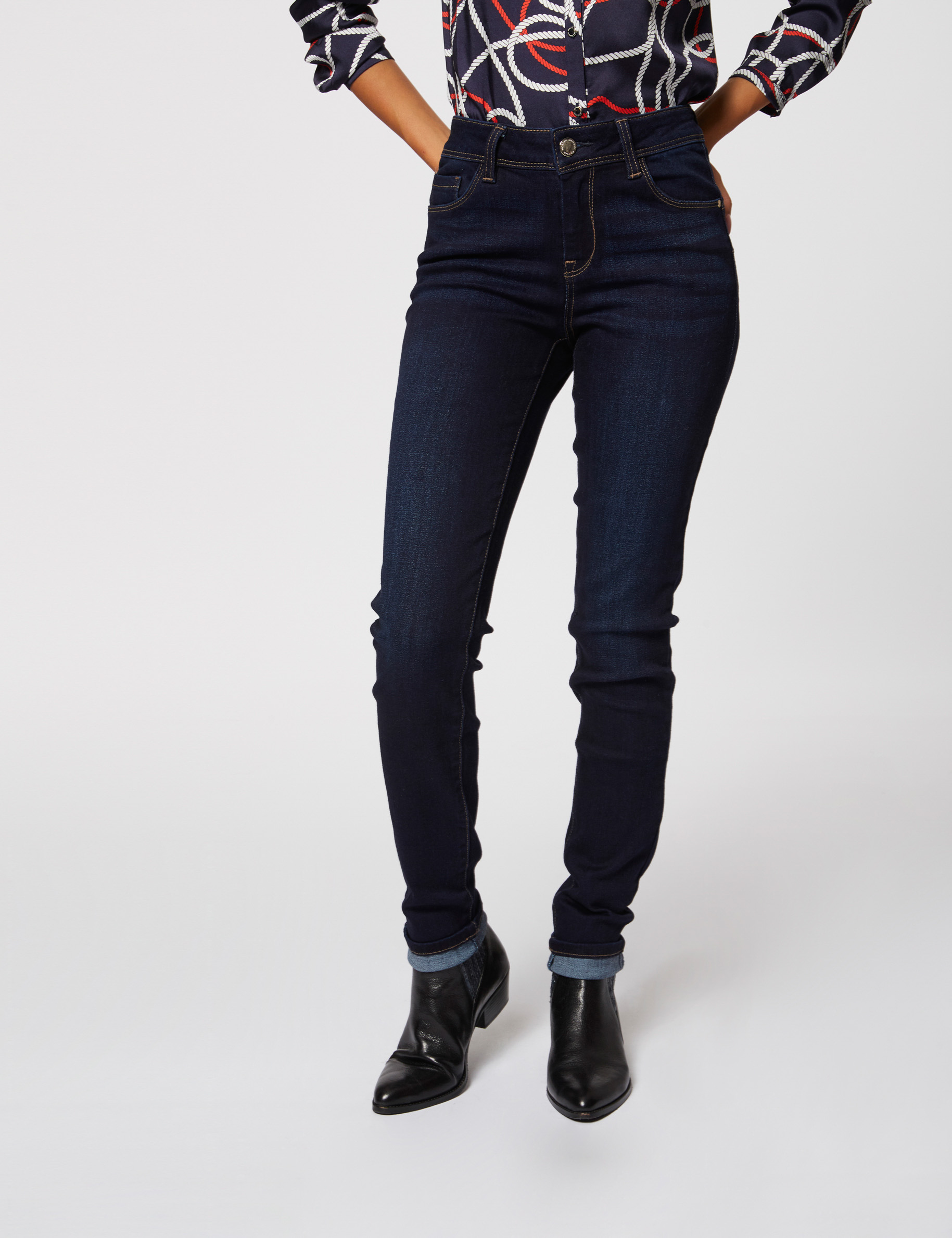 Vaquero slim talle est&aacute;ndar denim crudo mujer