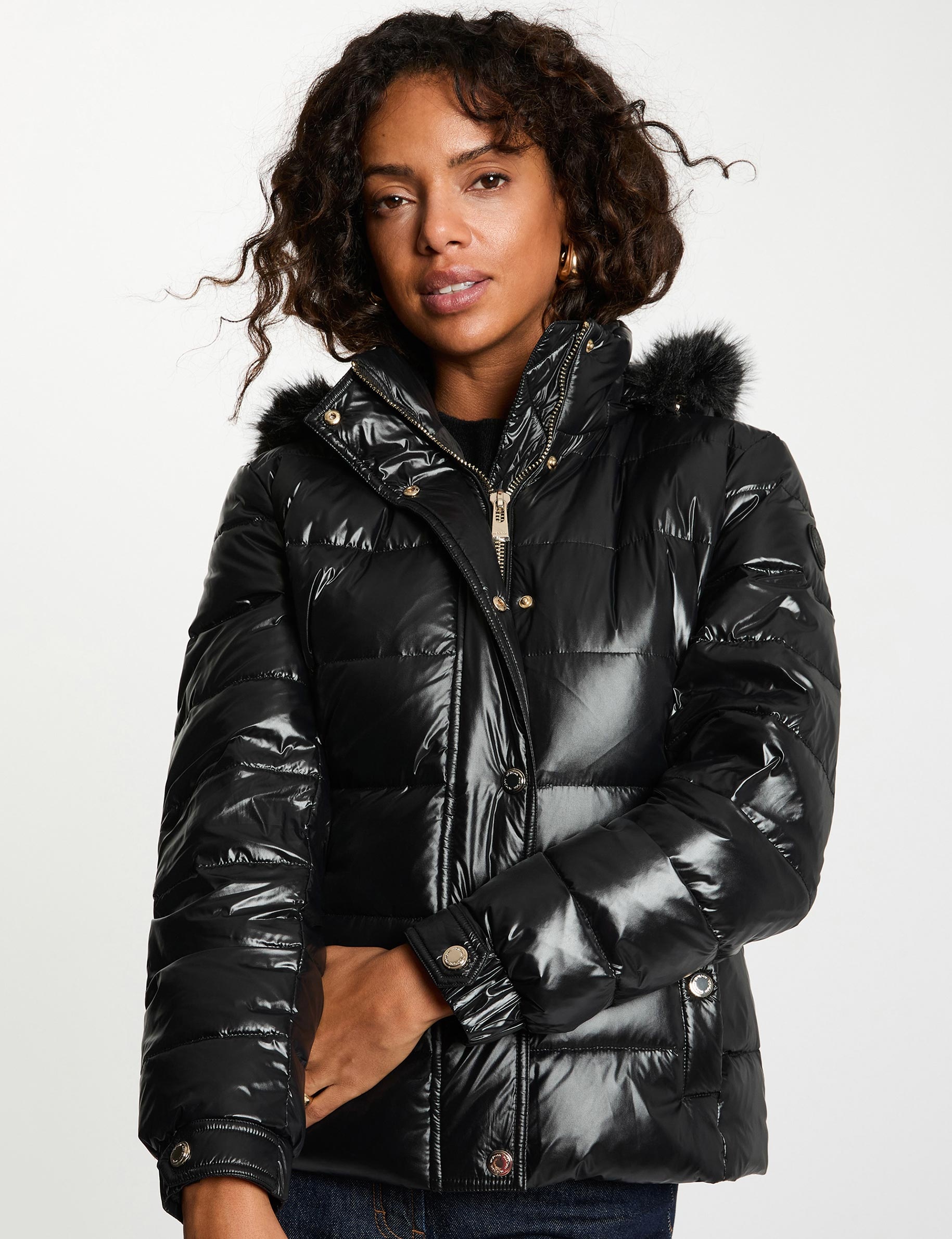 Chaqueta acolchada con capucha negro mujer