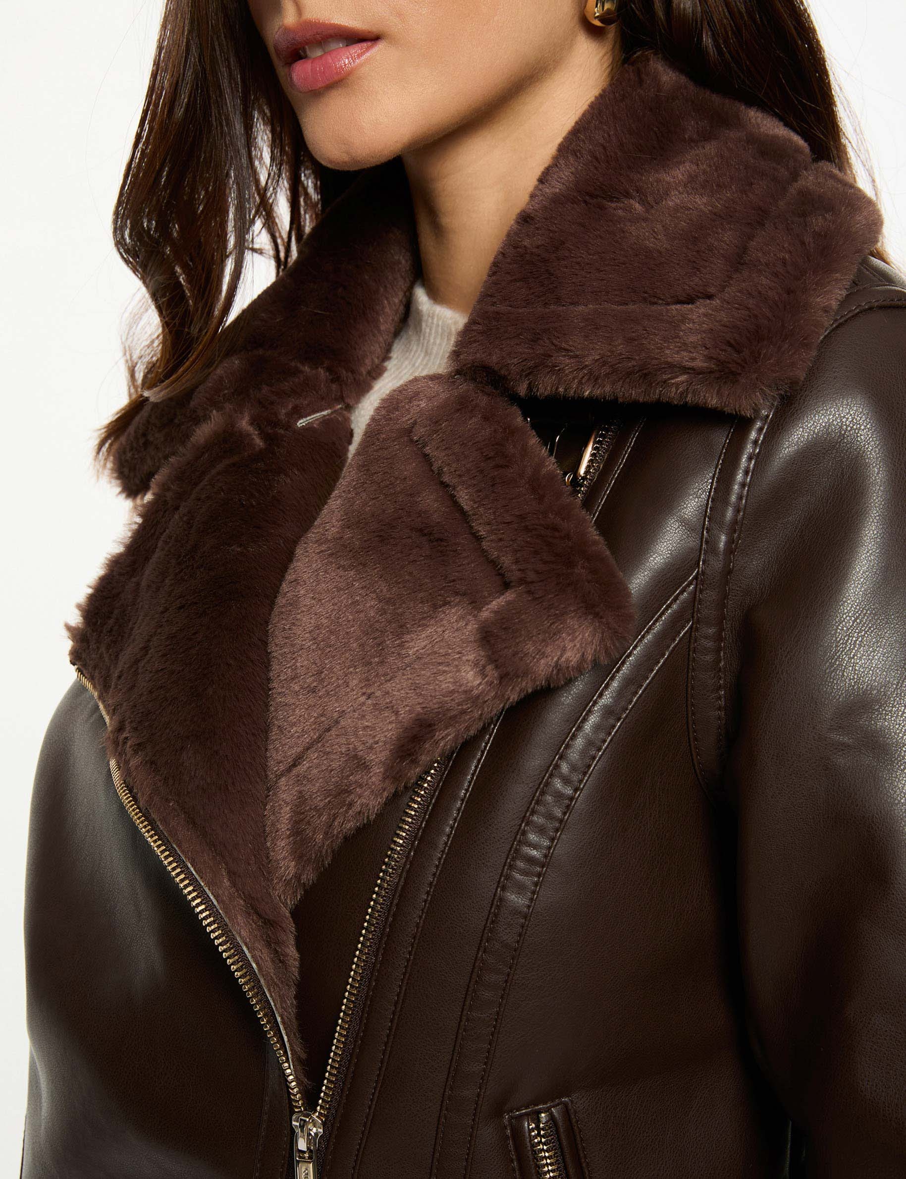 Chaqueta oversize de cuero sint&eacute;tico marr&oacute;n oscuro mujer