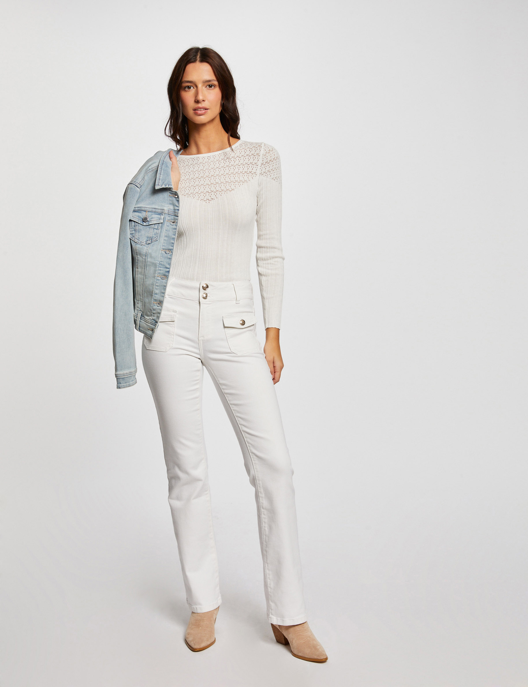Vaquero boot-cut con bolsillos de solapa marfil mujer
