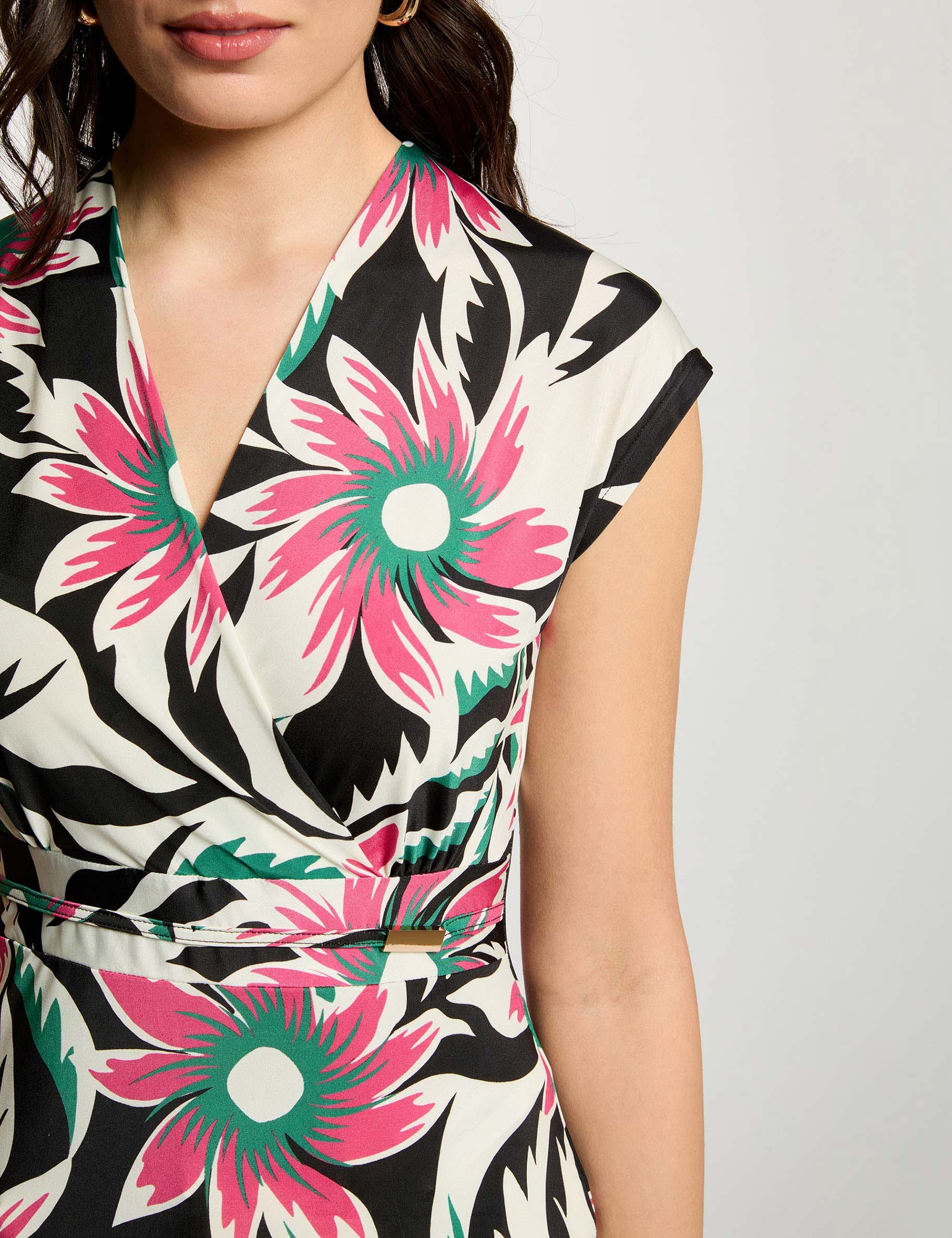 Camiseta ajustada cuello v multicolor mujer