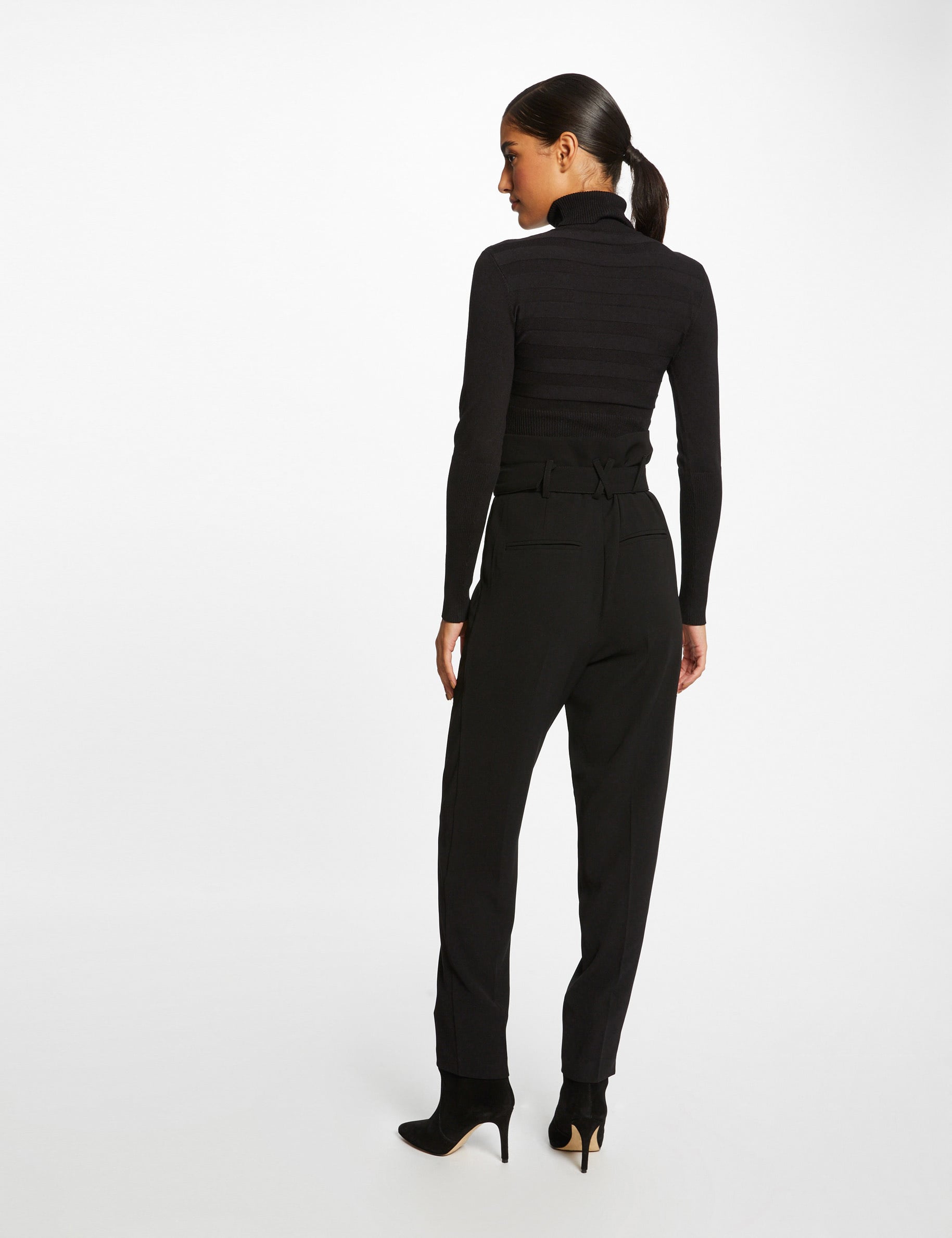Jersey ajustado de cuello alto negro mujer