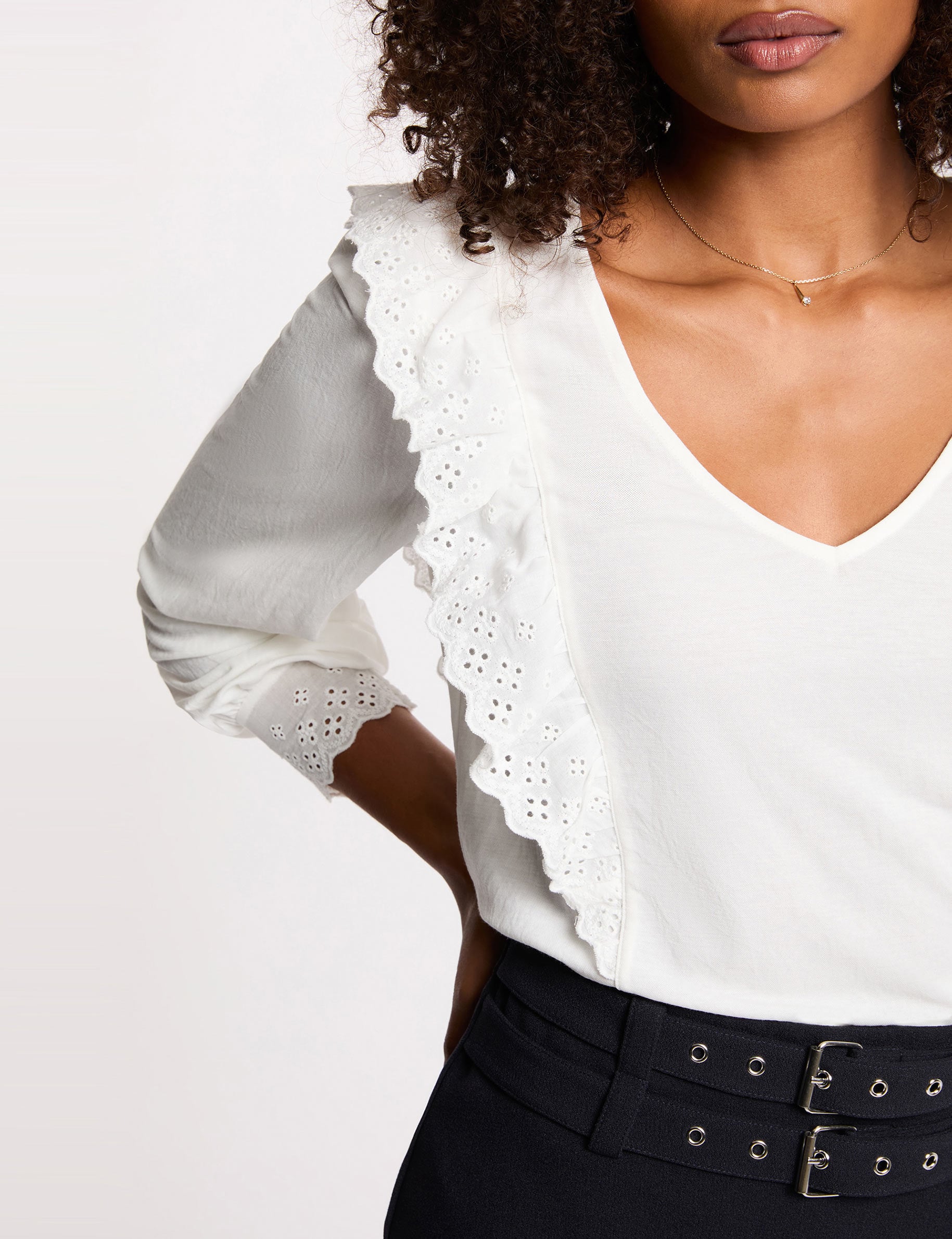 Camiseta bordada cuello en v blanco mujer