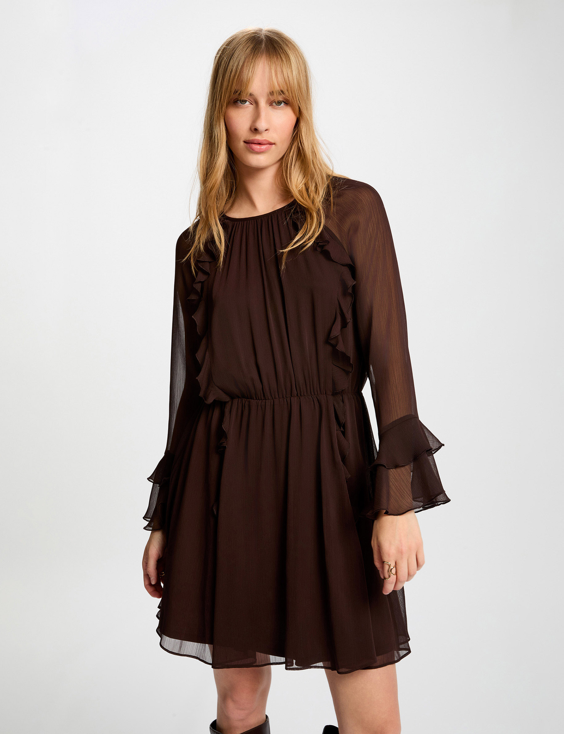 Vestido corto fluido marr&oacute;n oscuro mujer