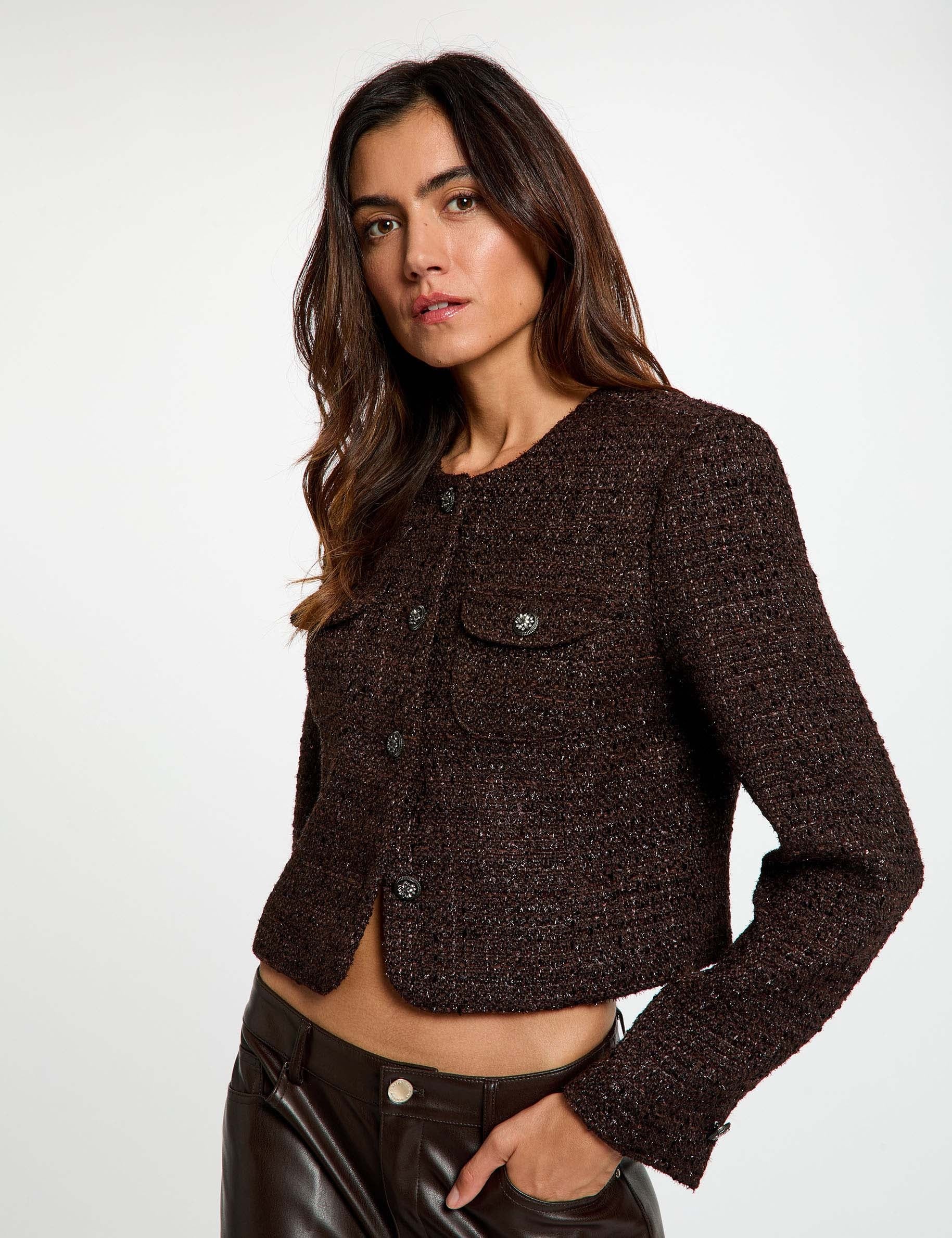 Chaqueta entallada con cuello redondo marr&oacute;n oscuro mujer