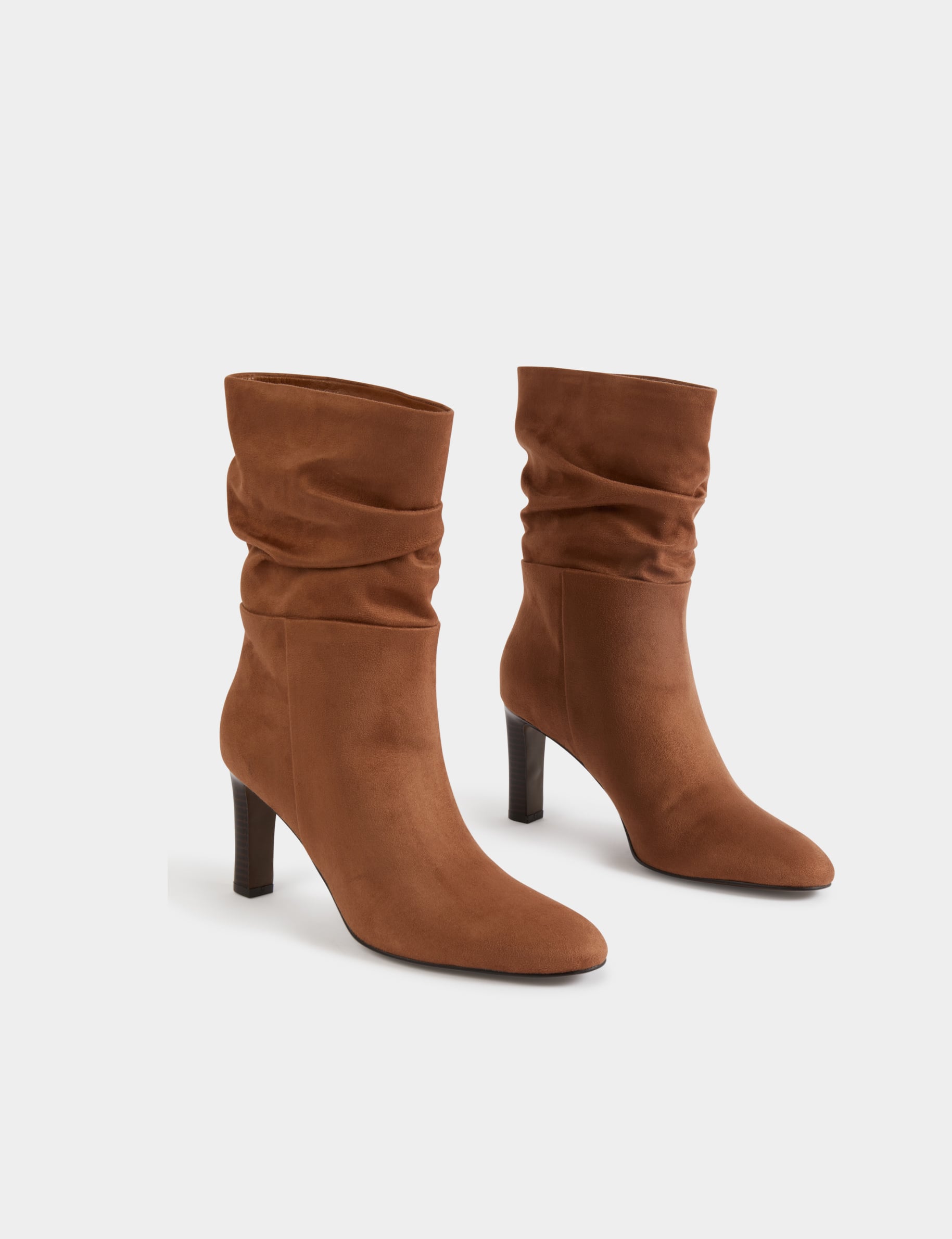 Bota fruncida beige mujer