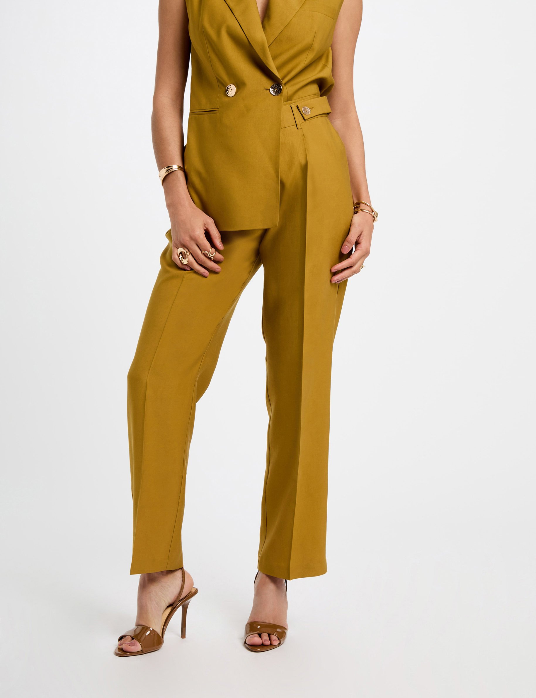 Pantalón estrecho en pernera verde caqui mujer