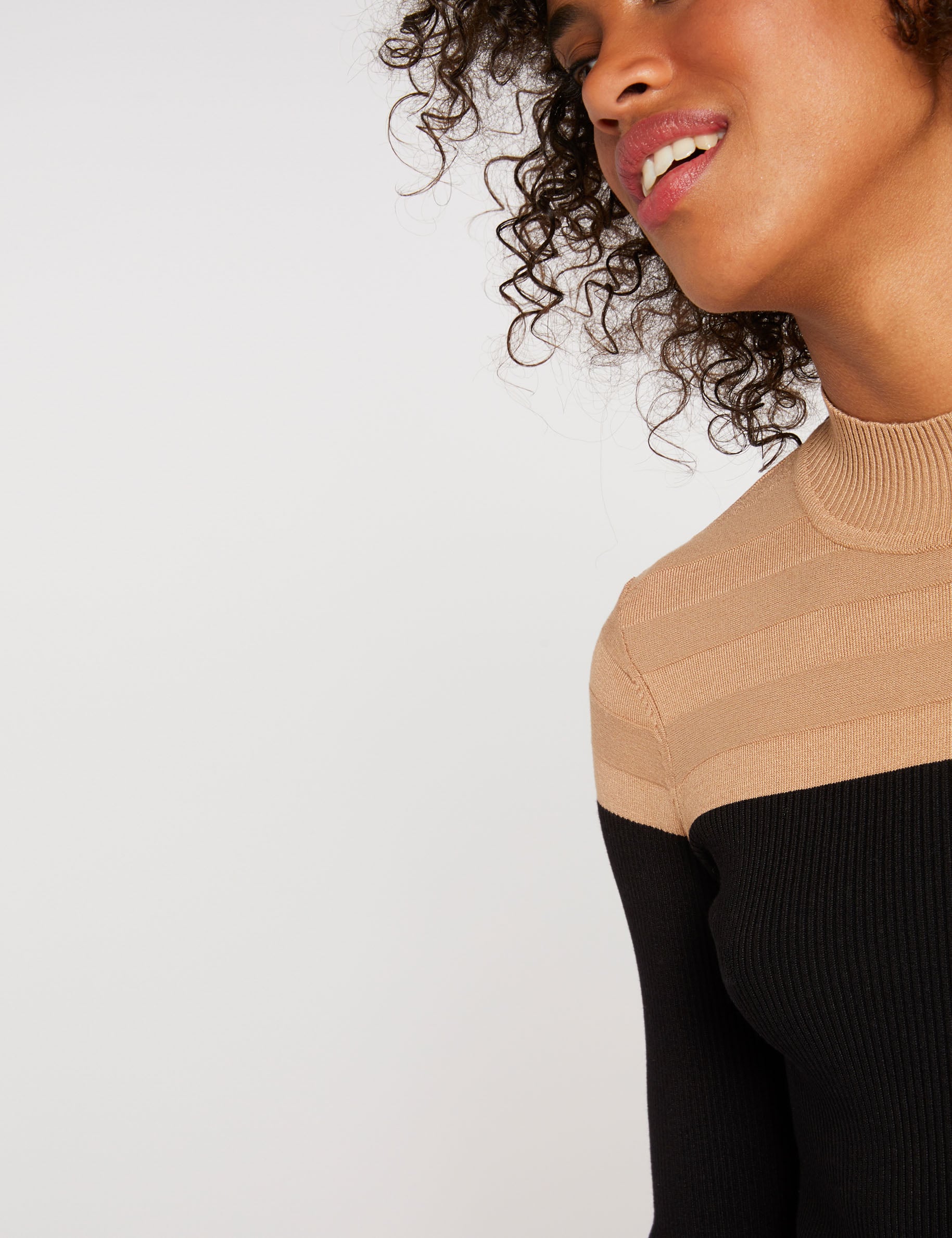 Jersey de manga larga con un cuello alto c&aacute;mel mujer