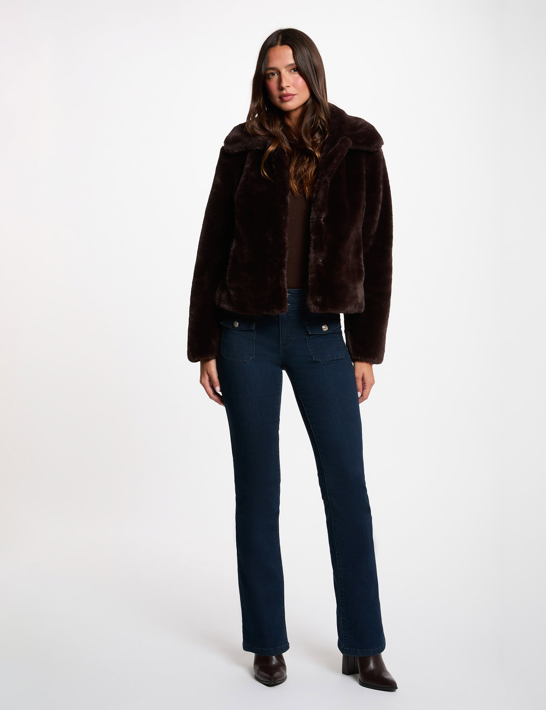 Chaqueta corta de piel sint&eacute;tica marr&oacute;n oscuro mujer
