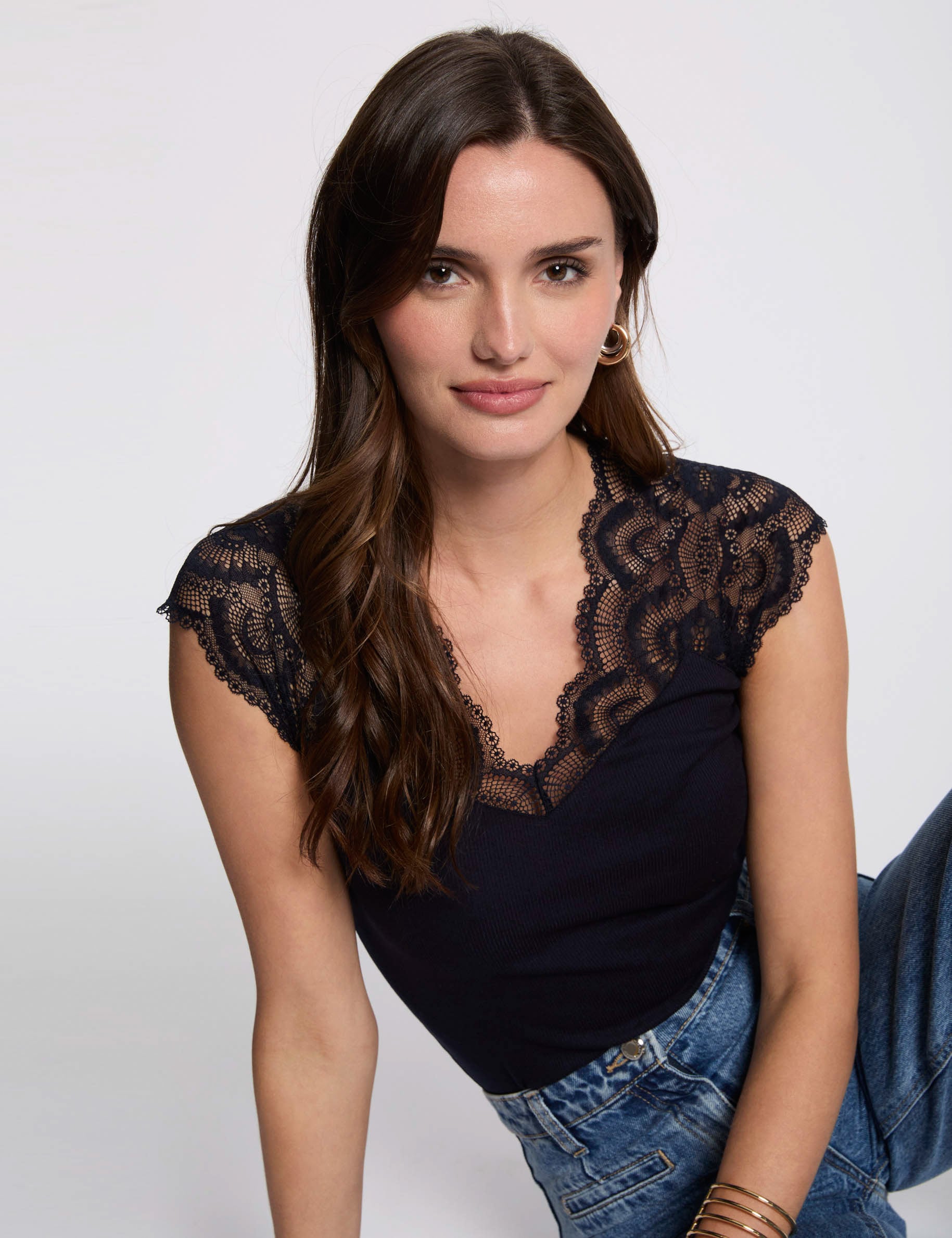 Camiseta de encaje con cuello en v azul marino mujer