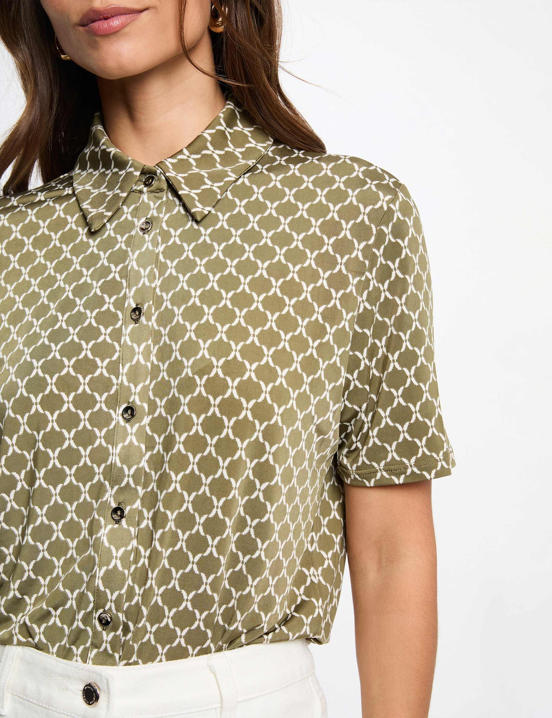 Camisa estampada con cuello abierto verde caqui mujer