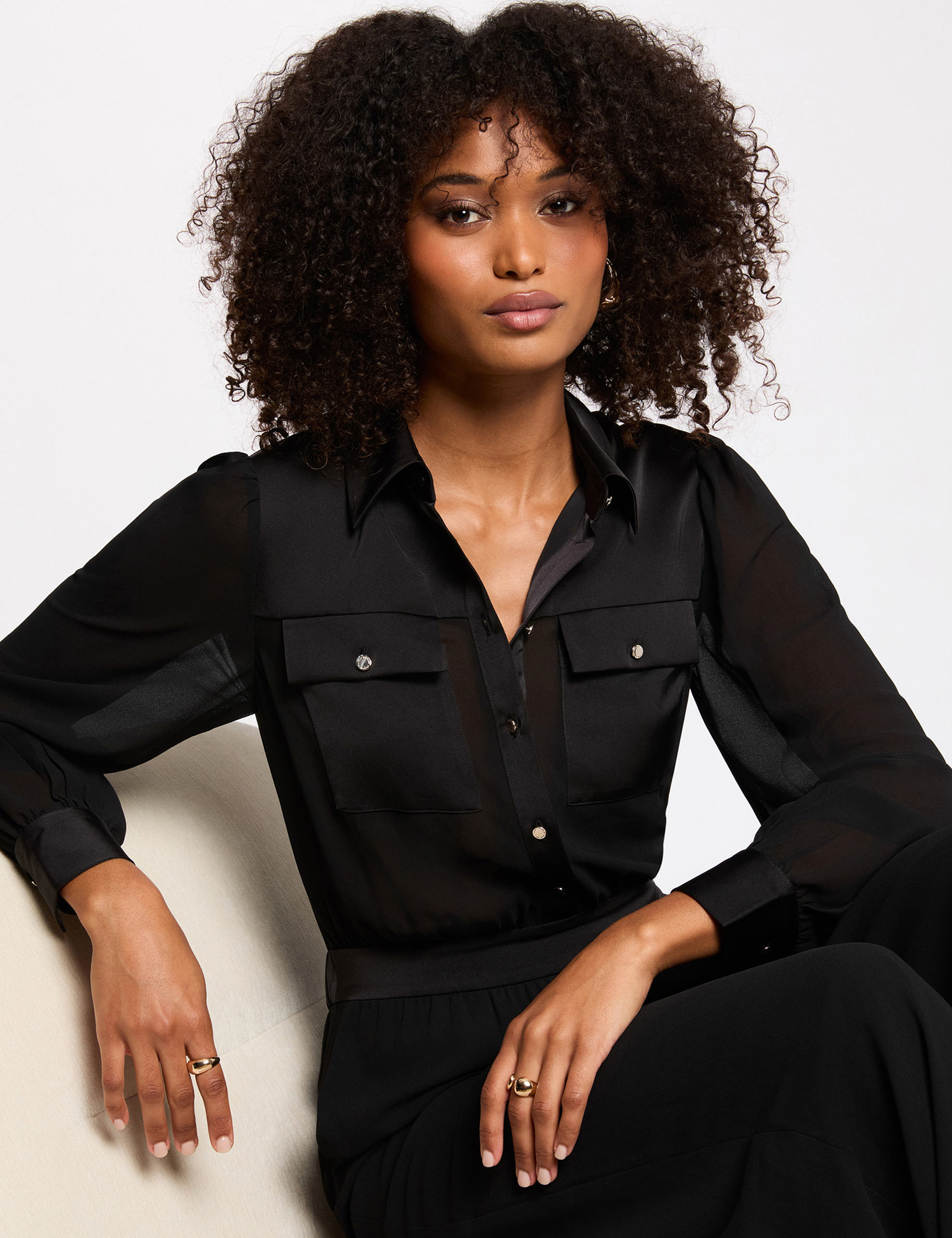 Mono fluido con cuello de solapa negro mujer