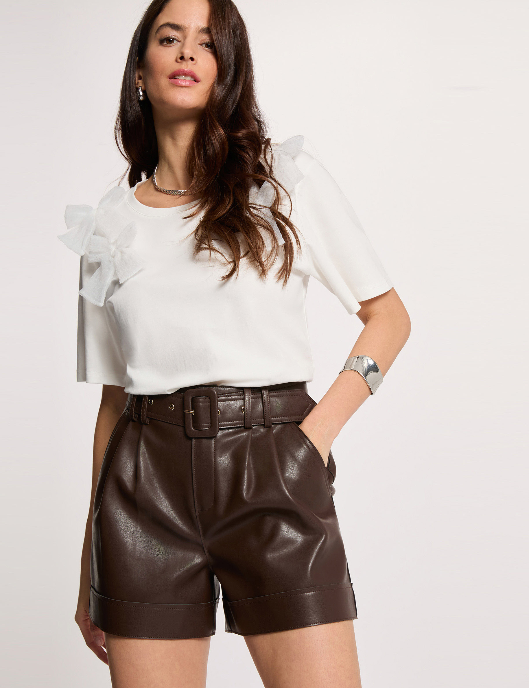 Short ajustado cuero sint&eacute;tico marr&oacute;n mujer