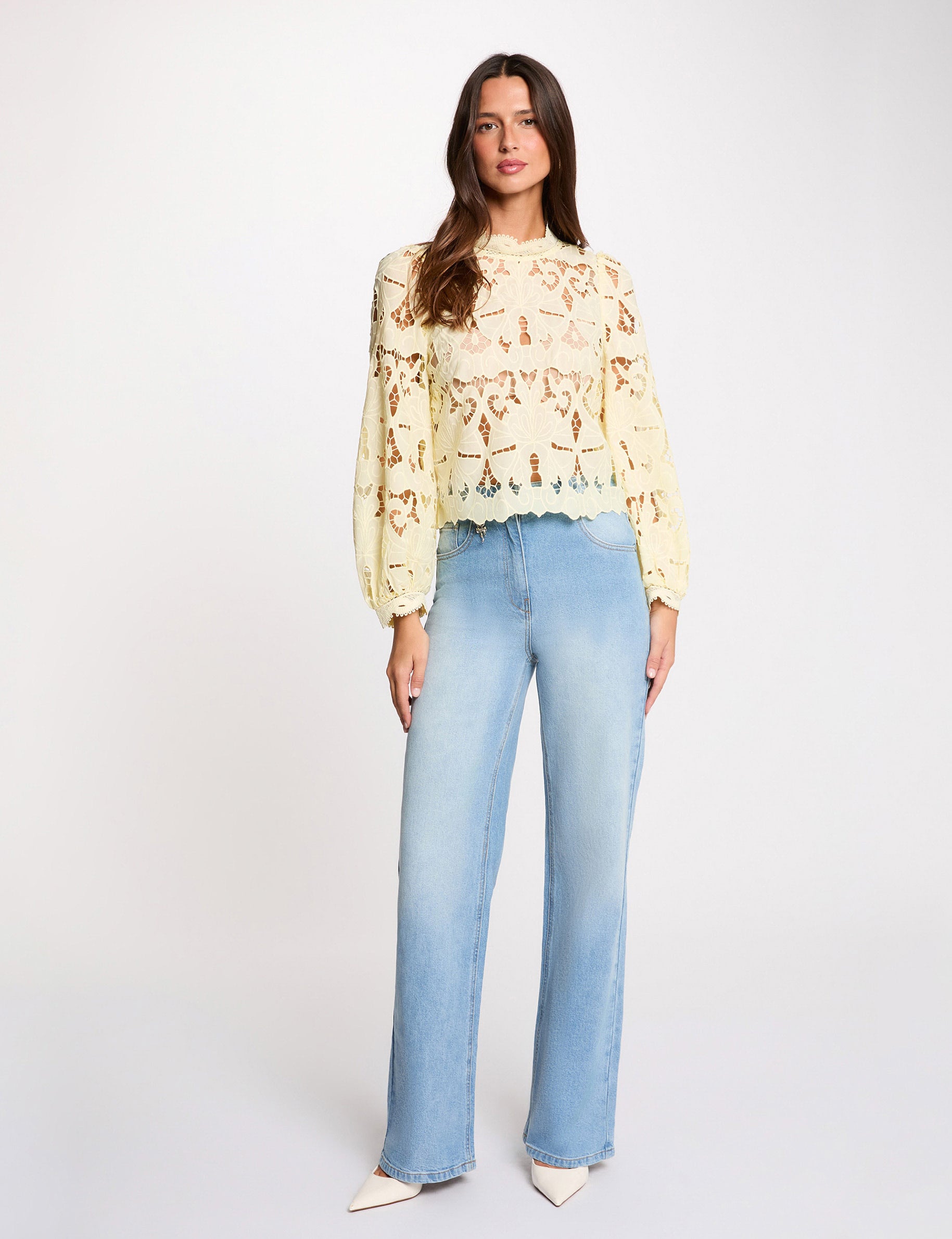 Blusa bordada cuello alto amarillo pastel mujer