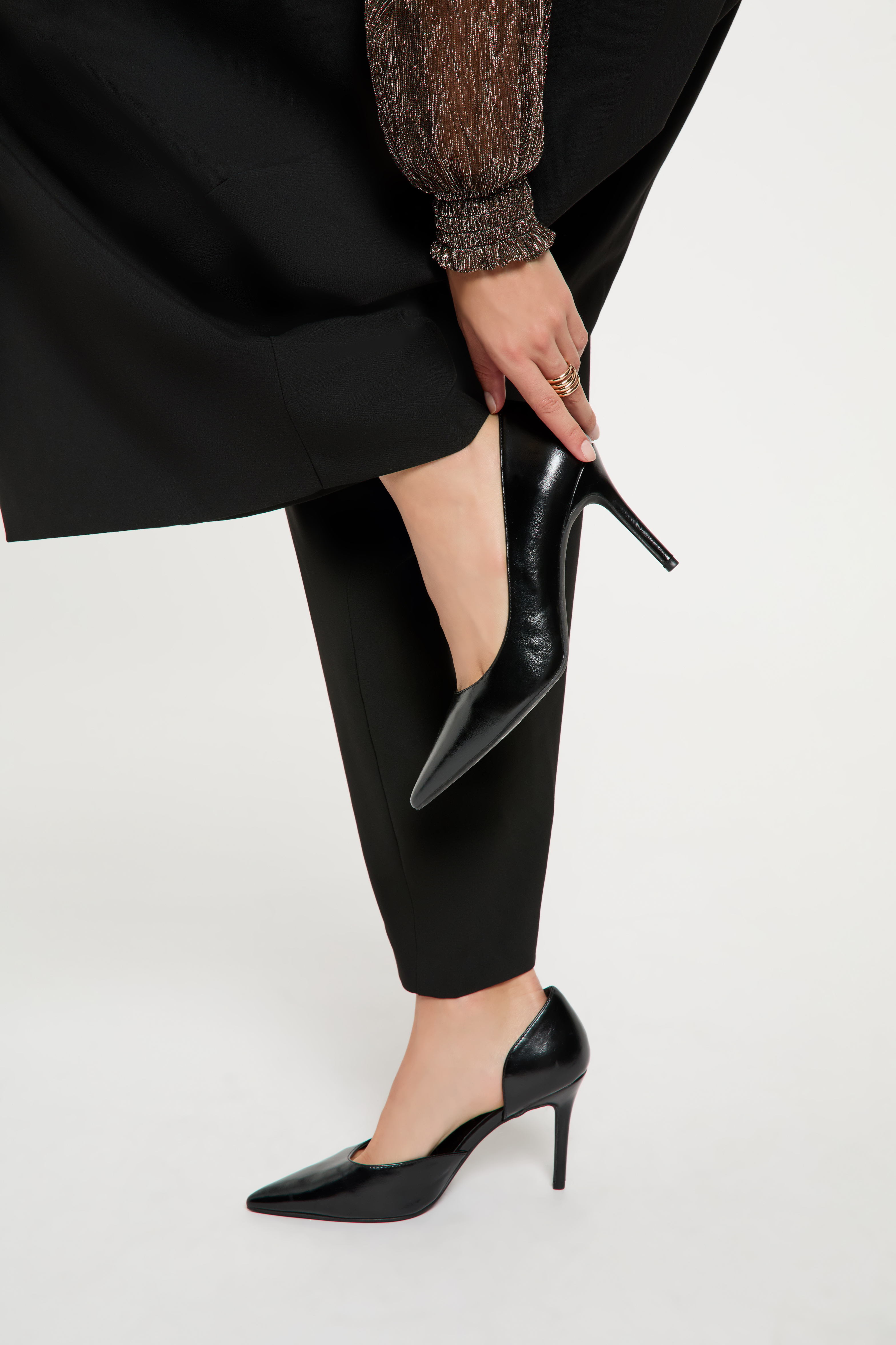 Zapato de tac&oacute;n con lateral abierto negro mujer