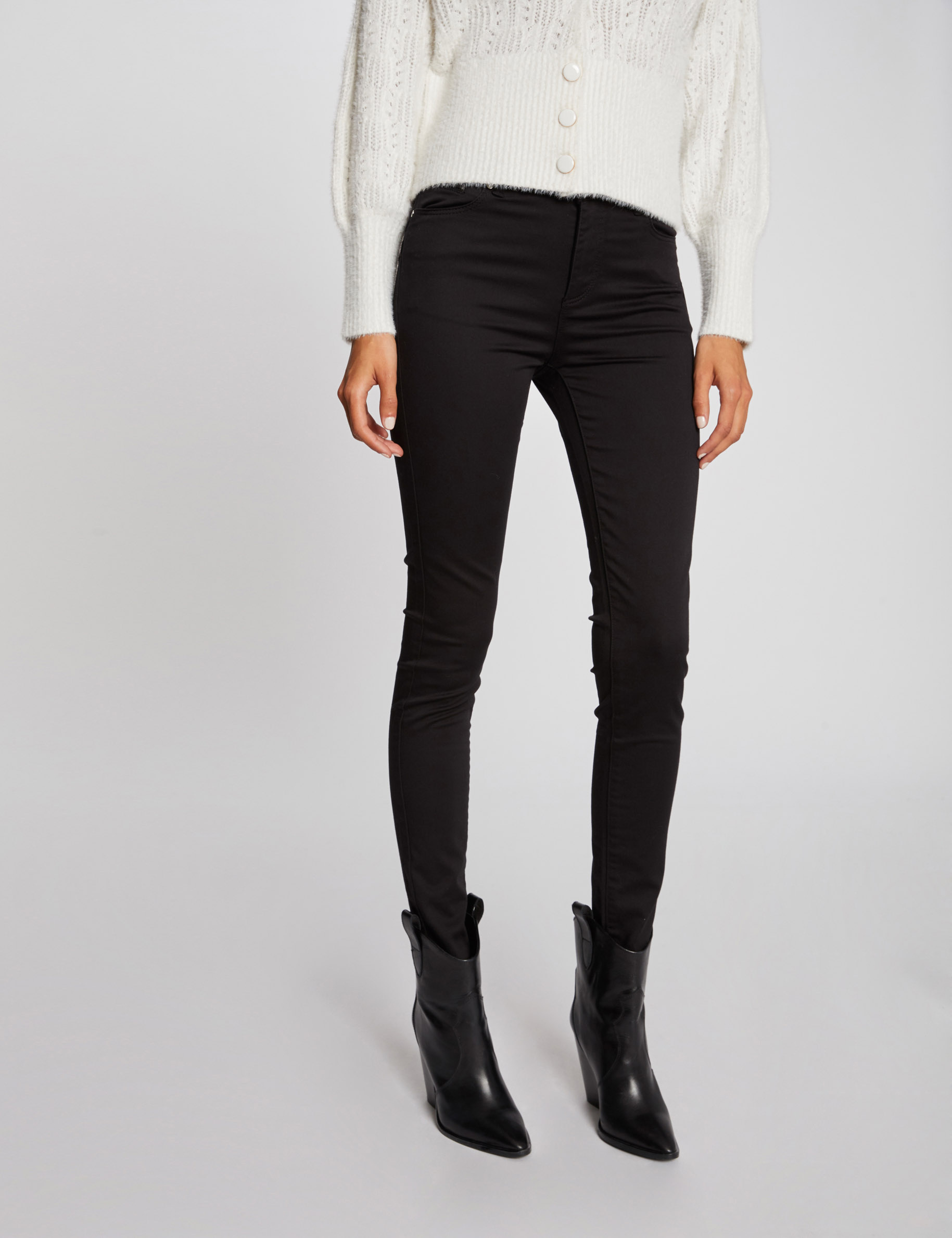 Pantal&oacute;n slim satinado negro mujer