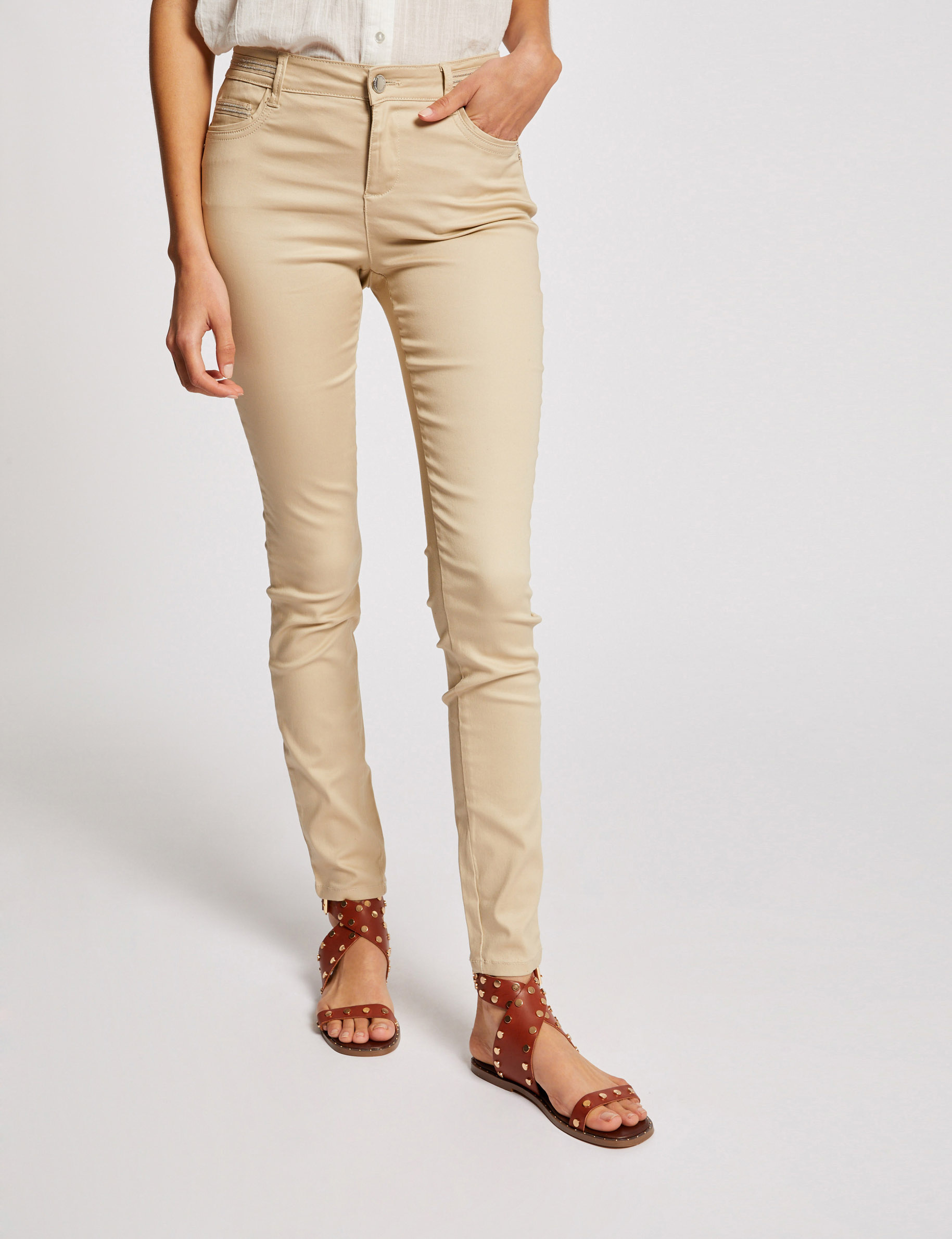 Pantal&oacute;n slim efecto mojado arena mujer