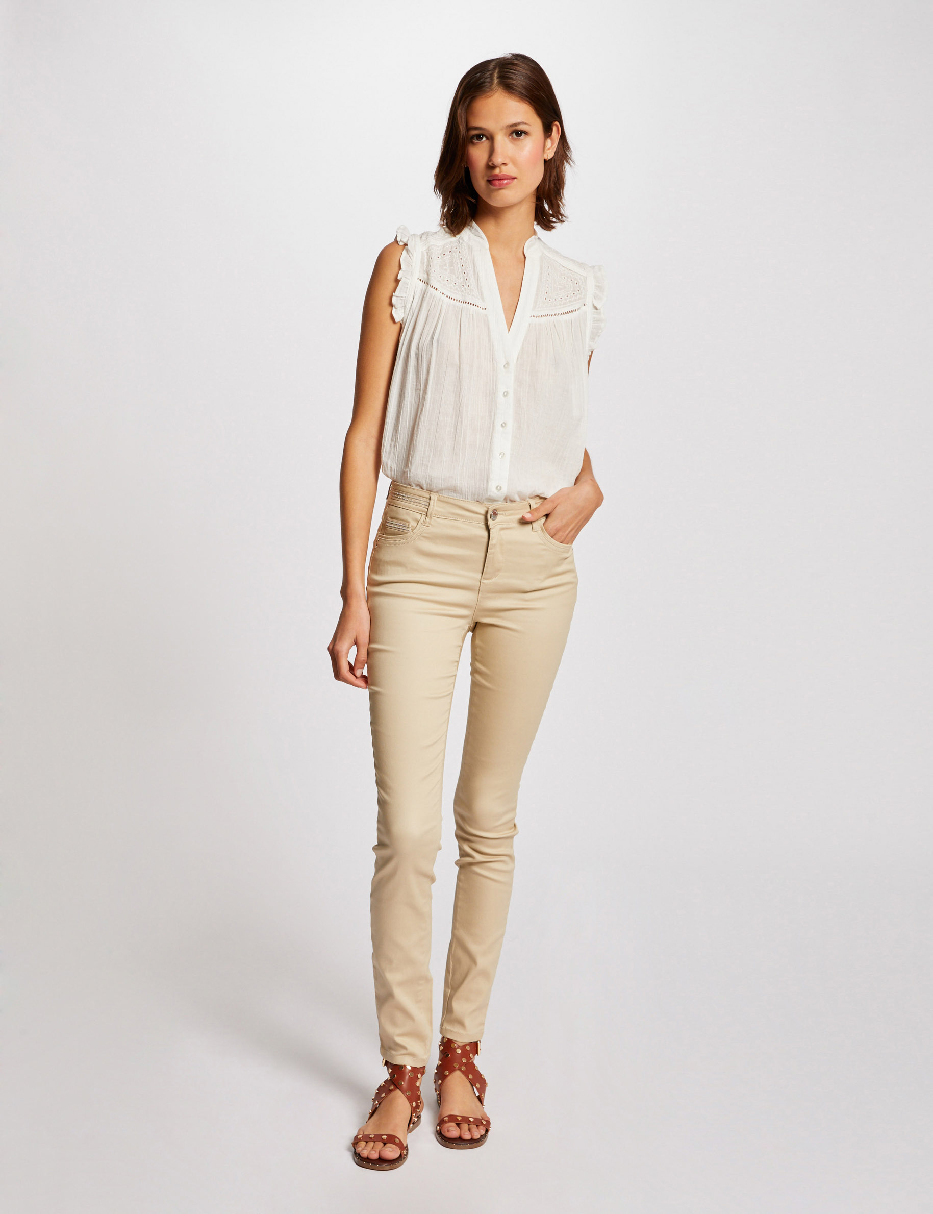 Pantal&oacute;n slim efecto mojado arena mujer
