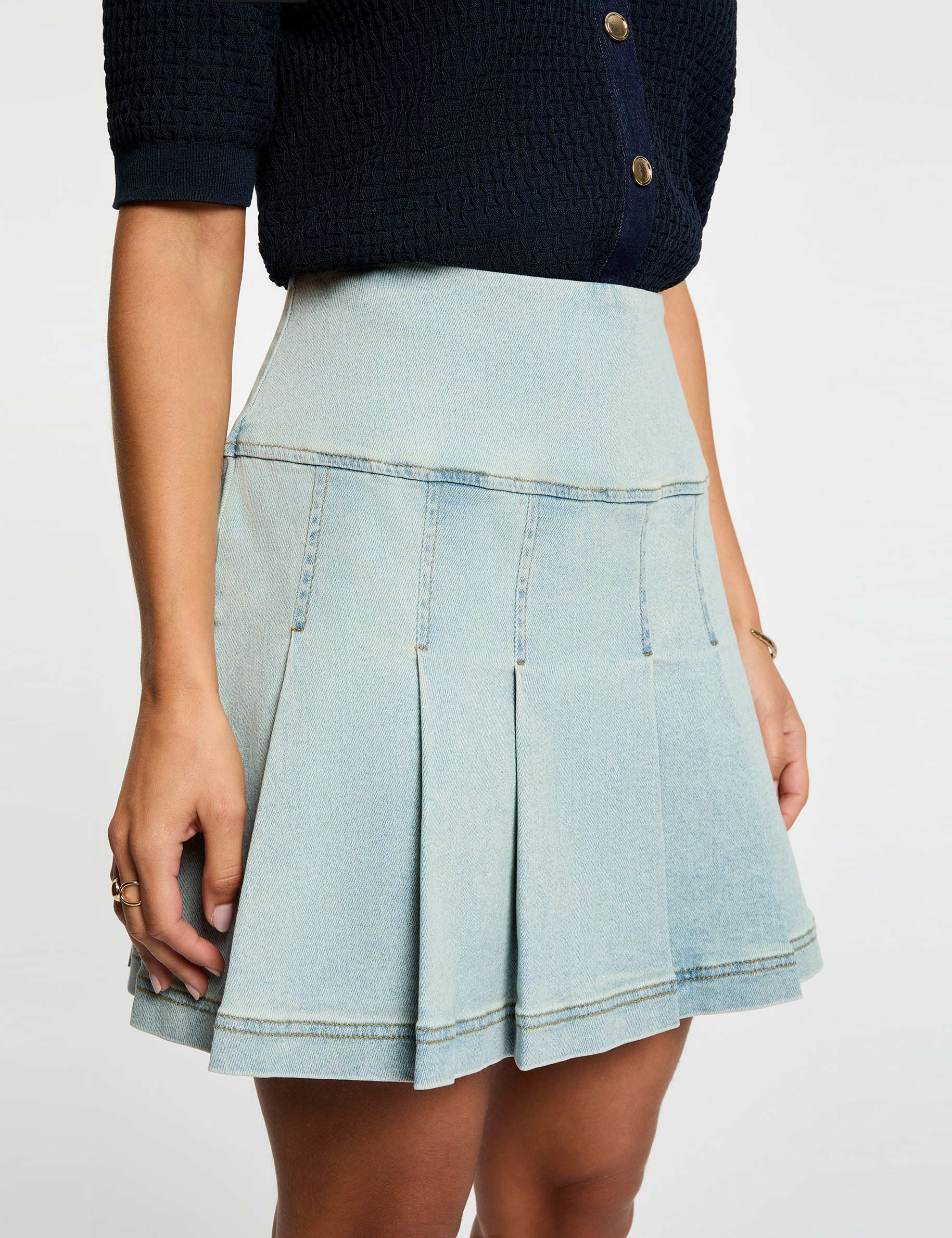 Falda corta plisada denim descolorido mujer