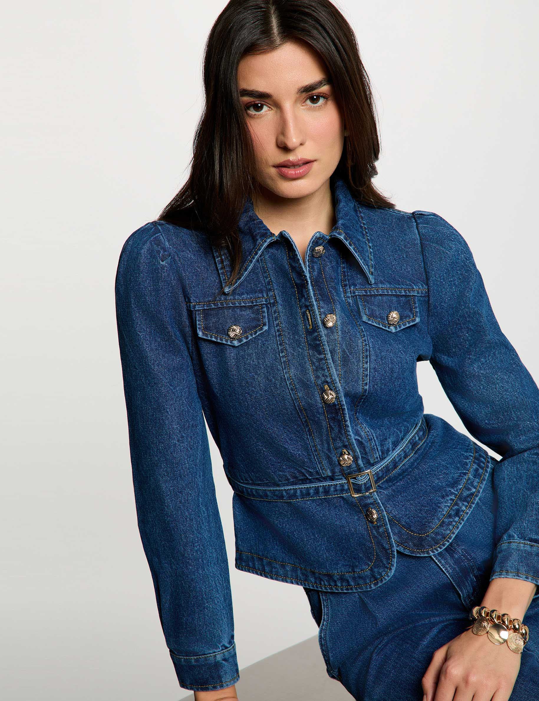 Chaqueta vaquera con cintur&oacute;n denim stone mujer