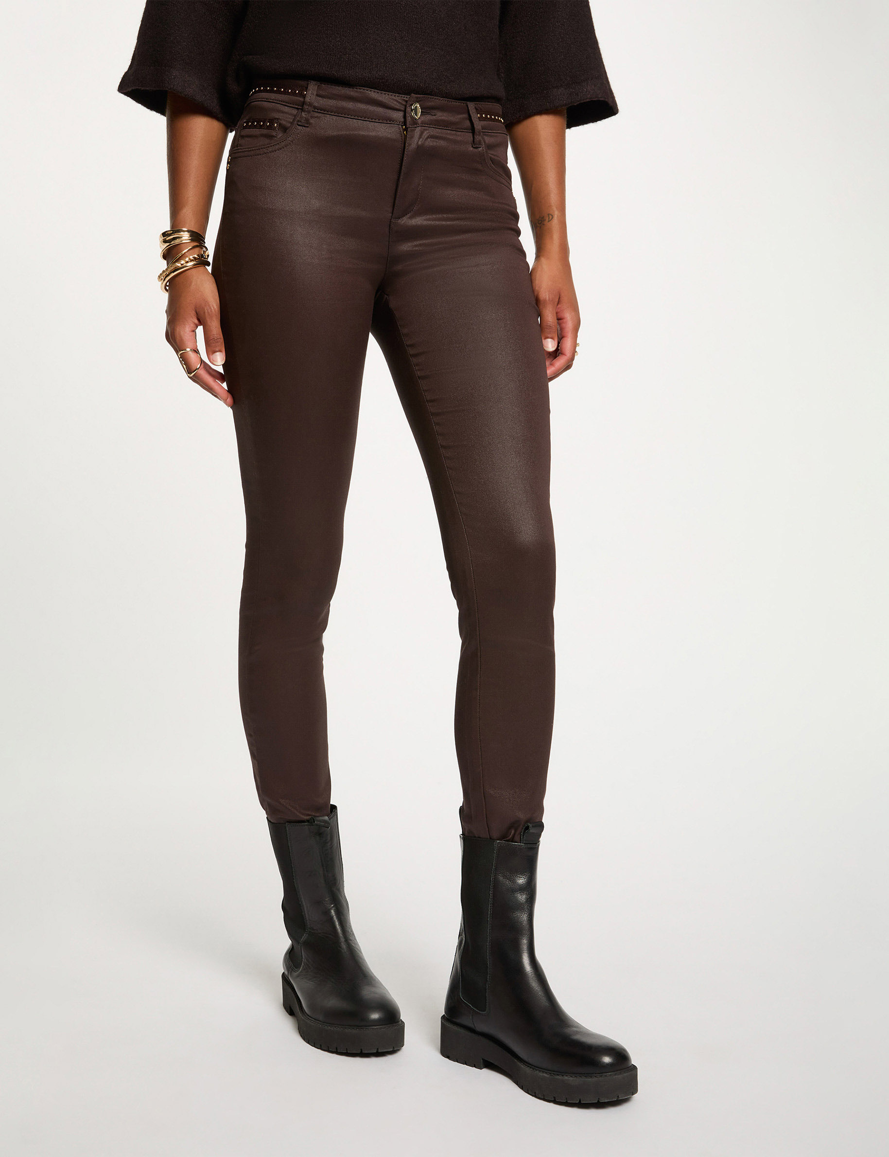 Pantal&oacute;n slim efecto mojado marr&oacute;n oscuro mujer