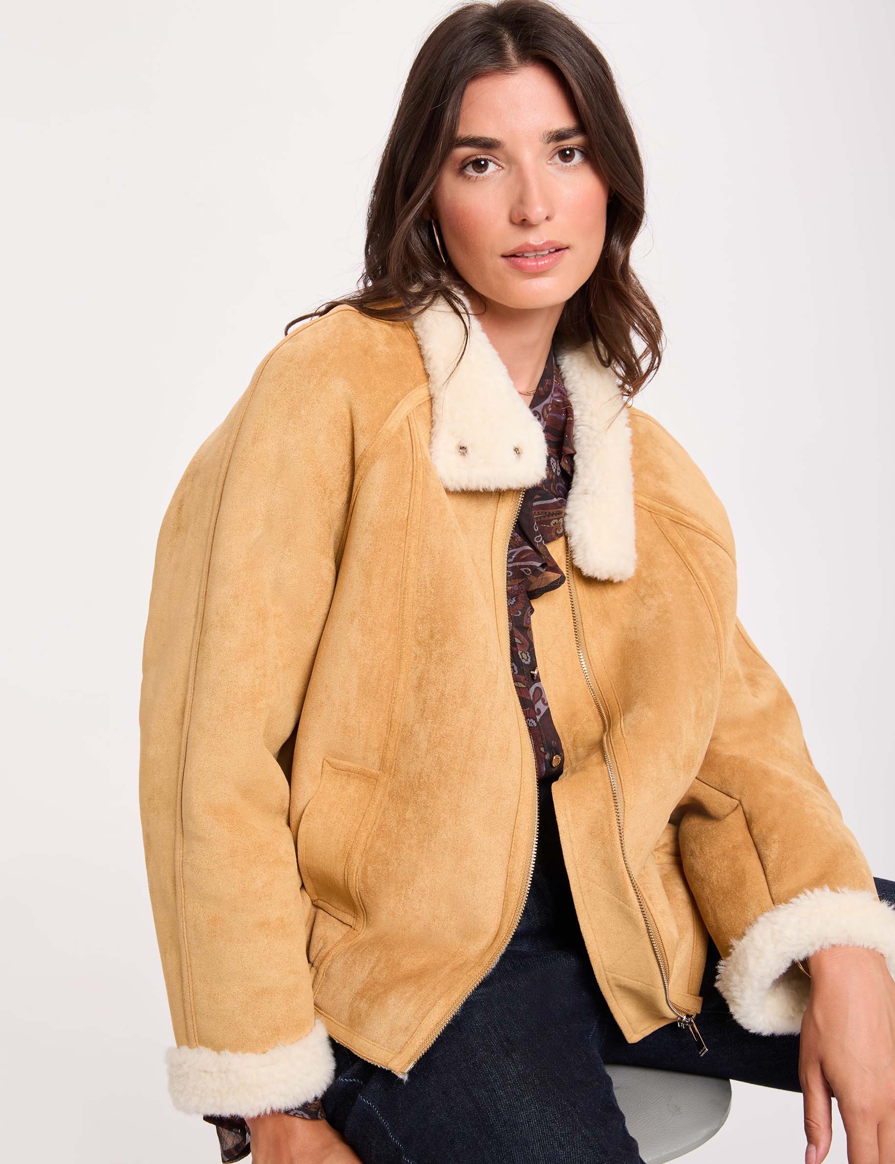 Chaqueta de ante con cuello alto c&aacute;mel mujer