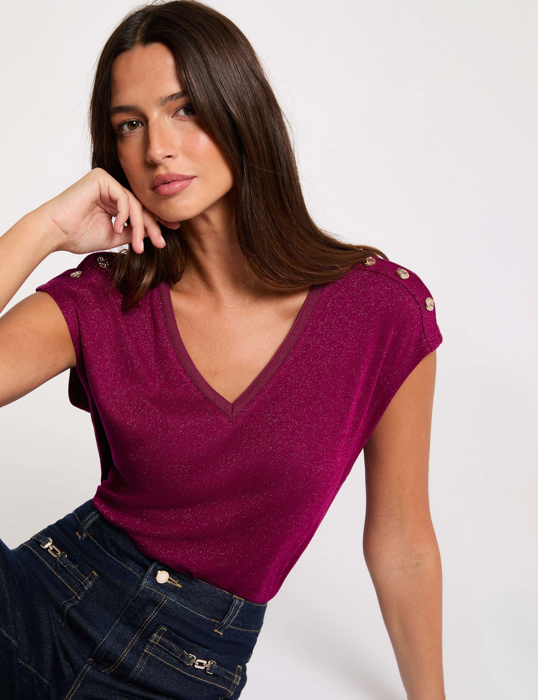 Camiseta cuello v con botones ciruela mujer
