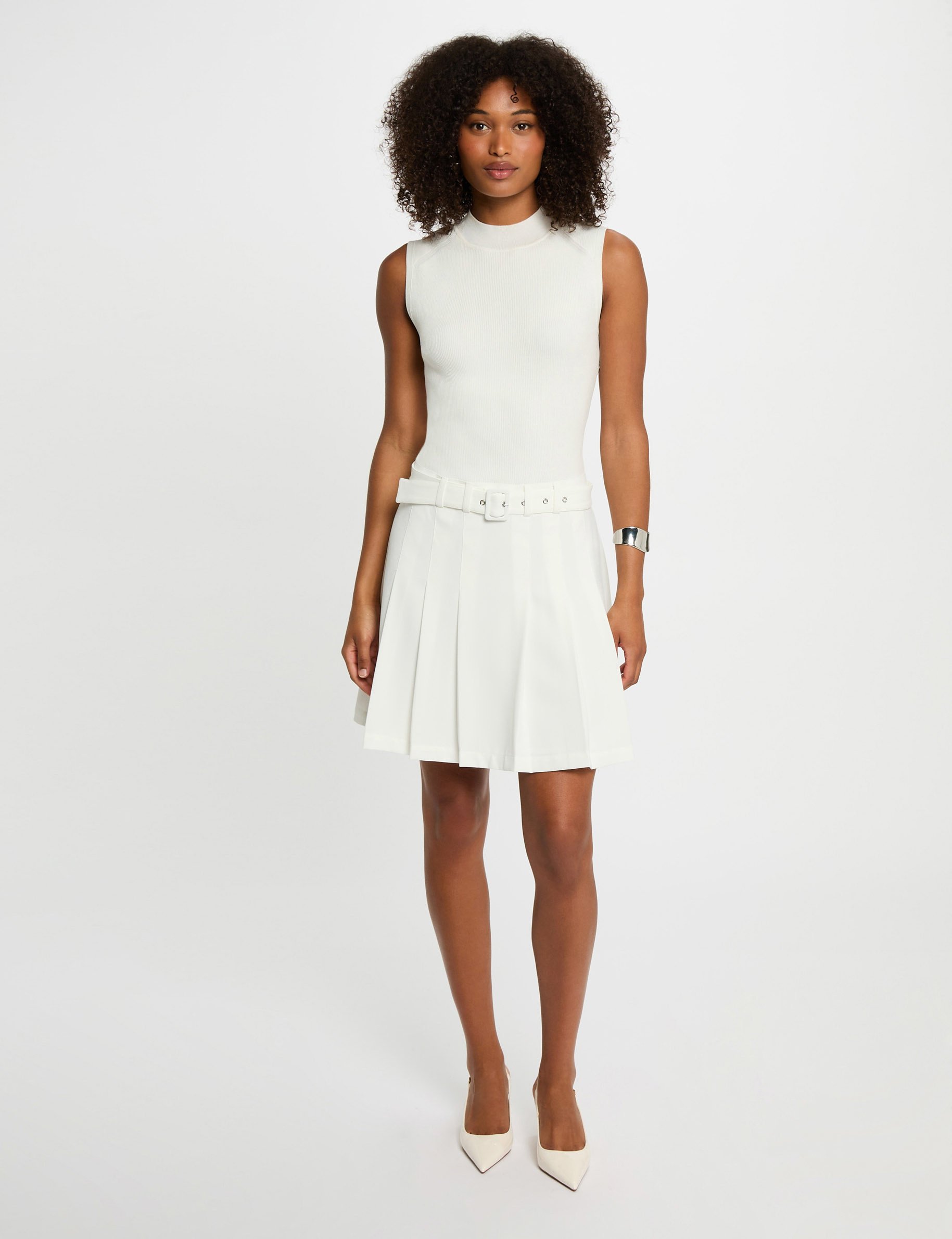 vestido corto recto plisado blanco mujer Vestido corto recto plisado blanco mujer