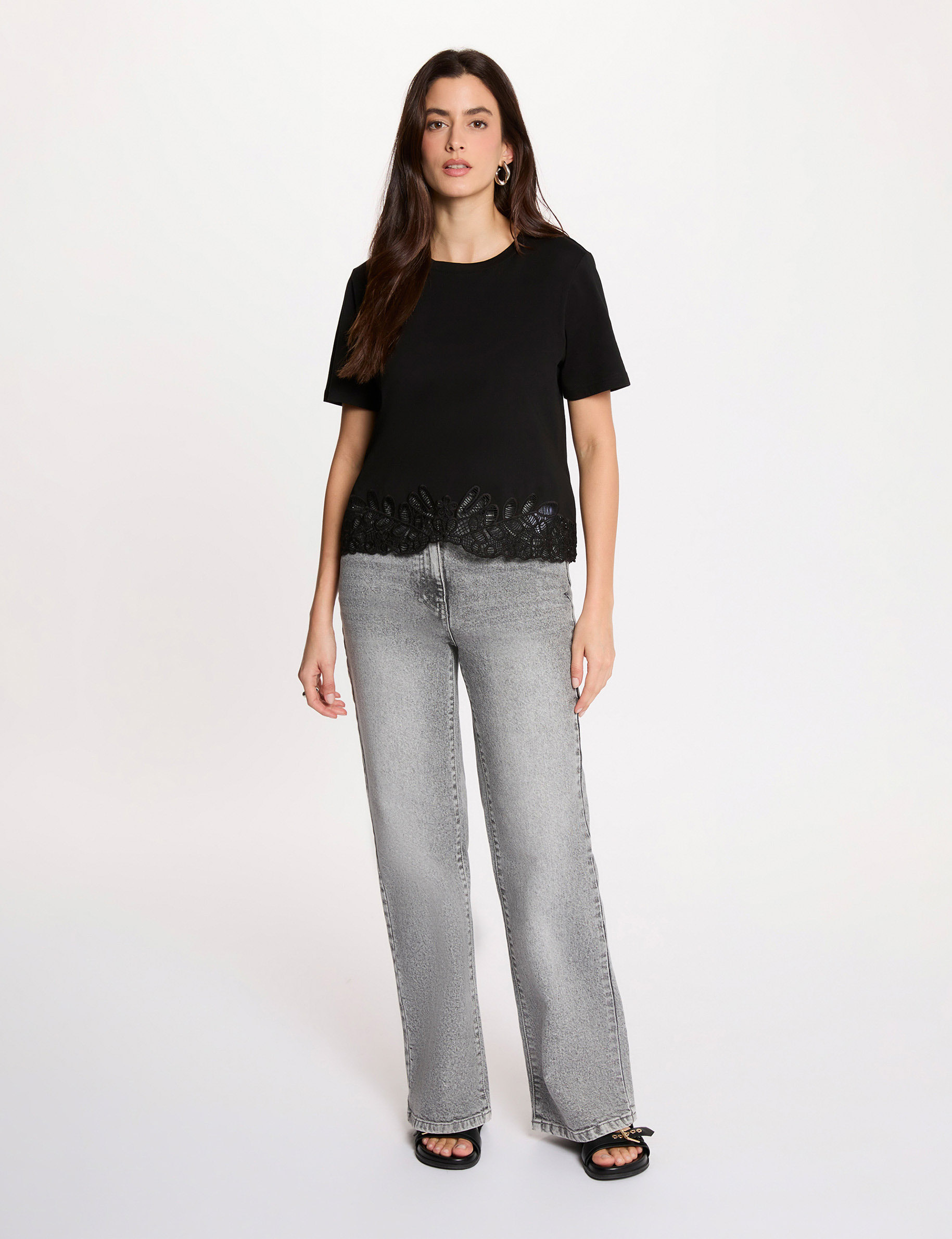 Camiseta bordada cuello redondo negro mujer