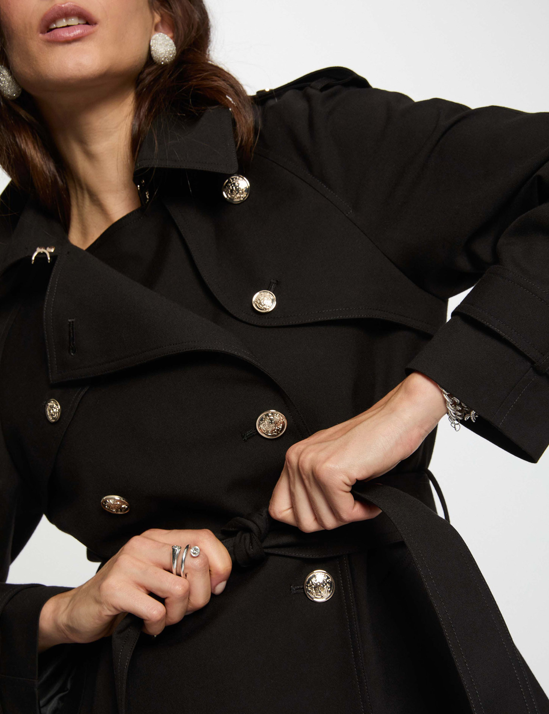 trench largo con cinturon negro mujer Trench largo con cinturón negro mujer