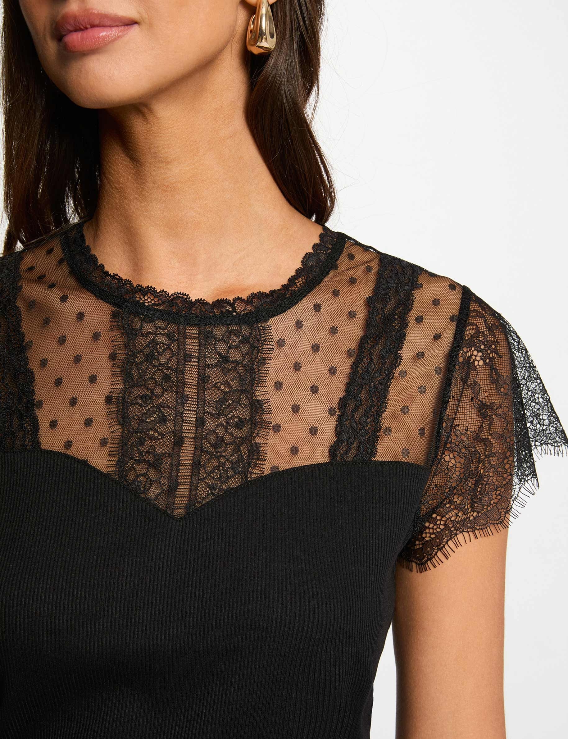 Camiseta entallada de encaje negro mujer