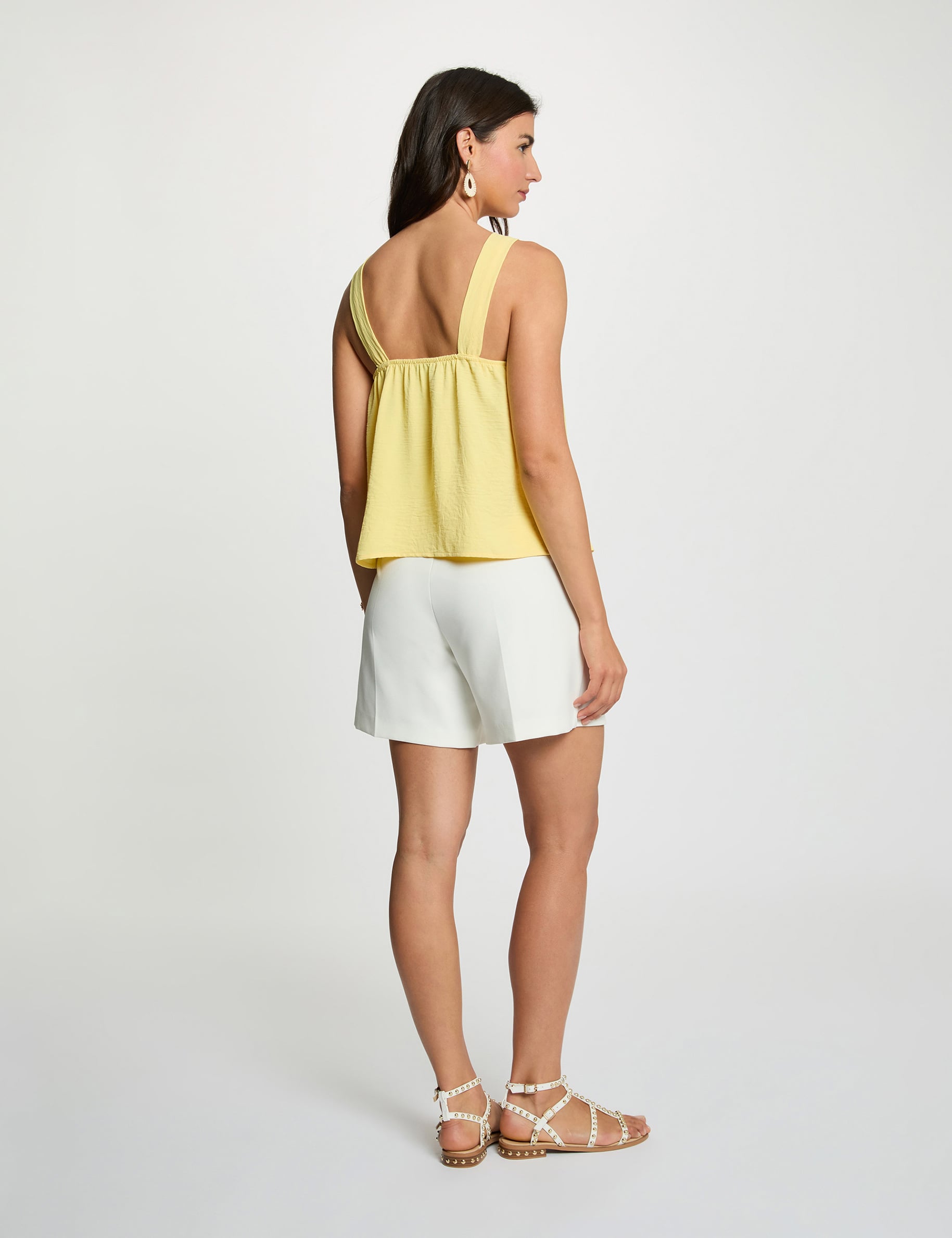 Top plisado con cuello alto amarillo mujer