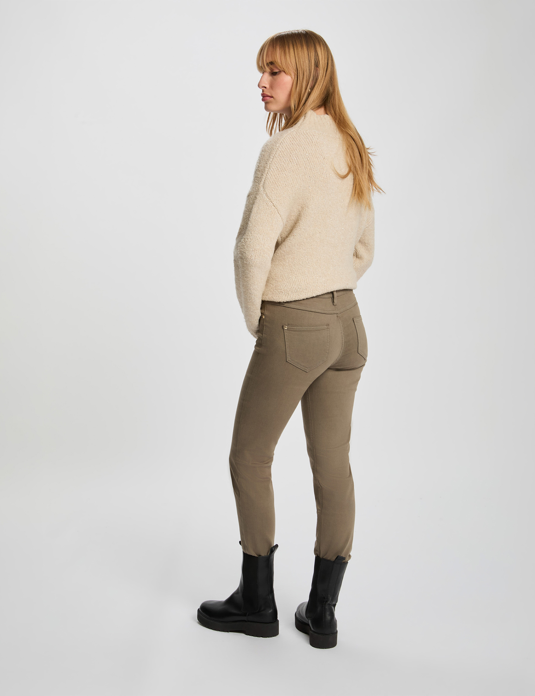 Pantal&oacute;n recto verde caqui mujer