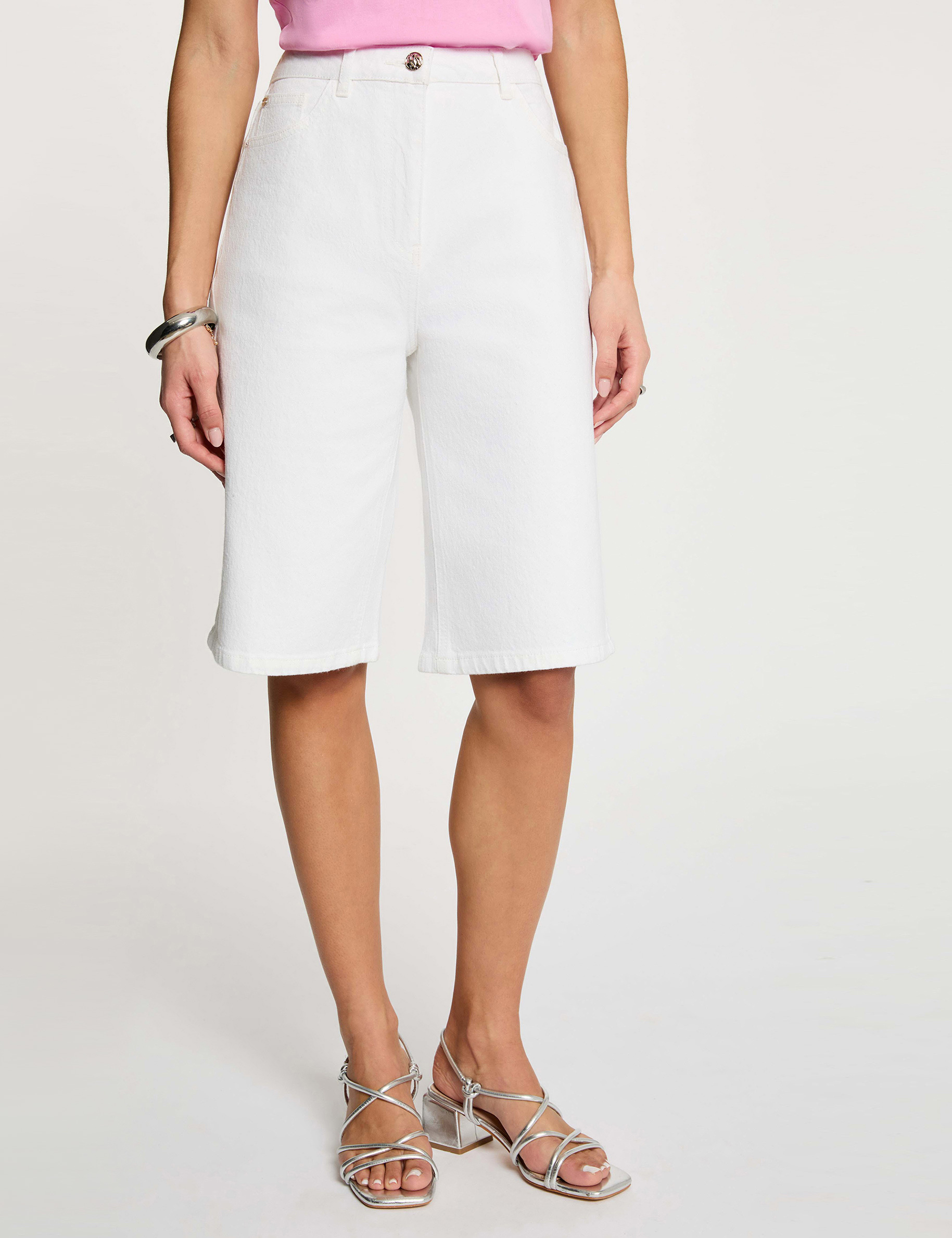 Pantal&oacute;n corto ancho de tiro alto blanco mujer