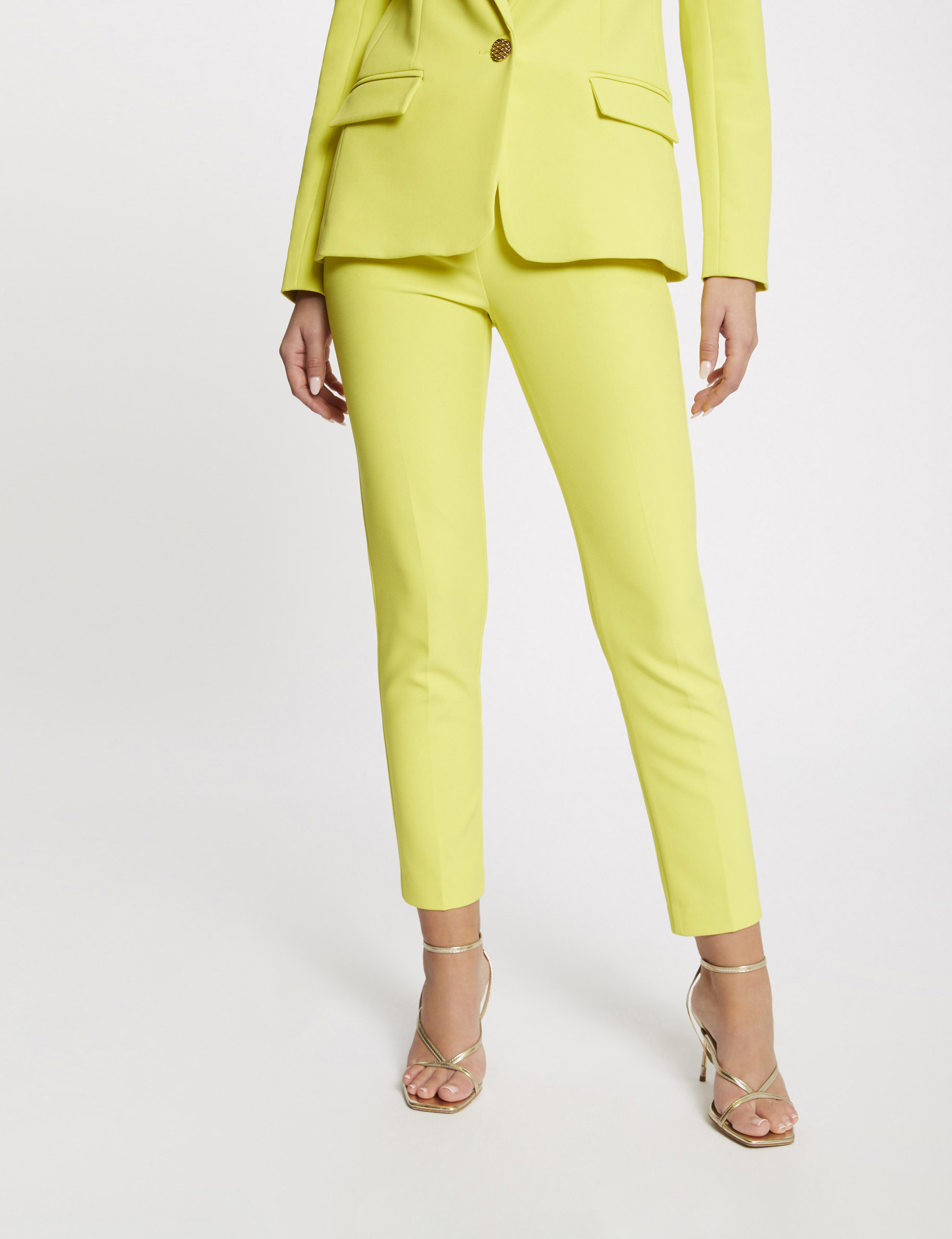 Pantalón city ajustado estilo corto amarillo mujer Pantalón city ajustado estilo corto amarillo mujer