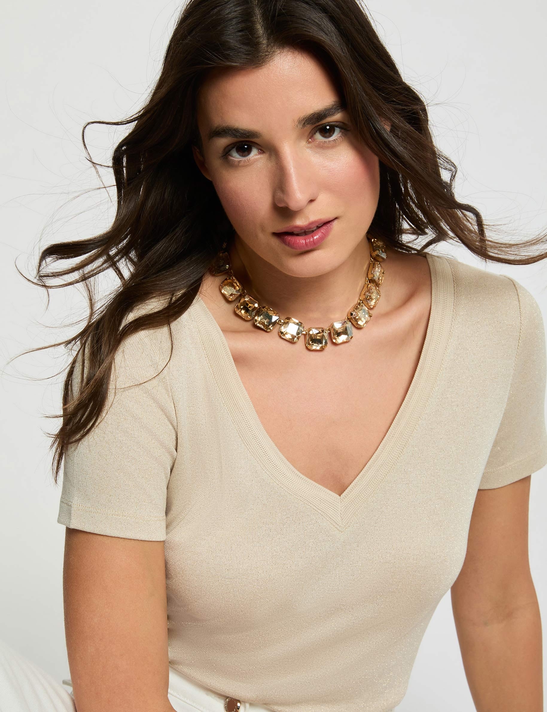 Camiseta entallada cuello v marfil mujer