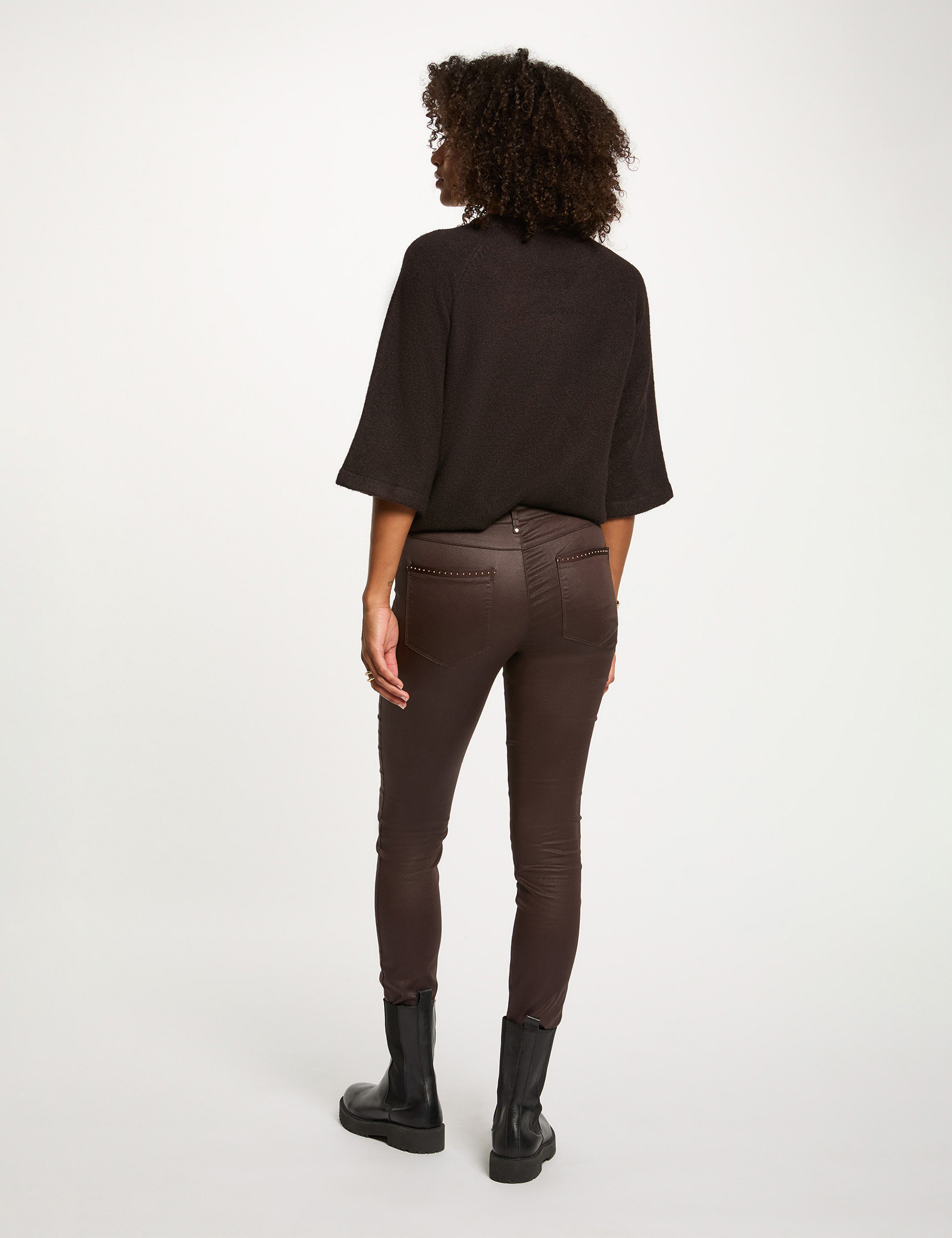 Pantal&oacute;n slim efecto mojado marr&oacute;n oscuro mujer