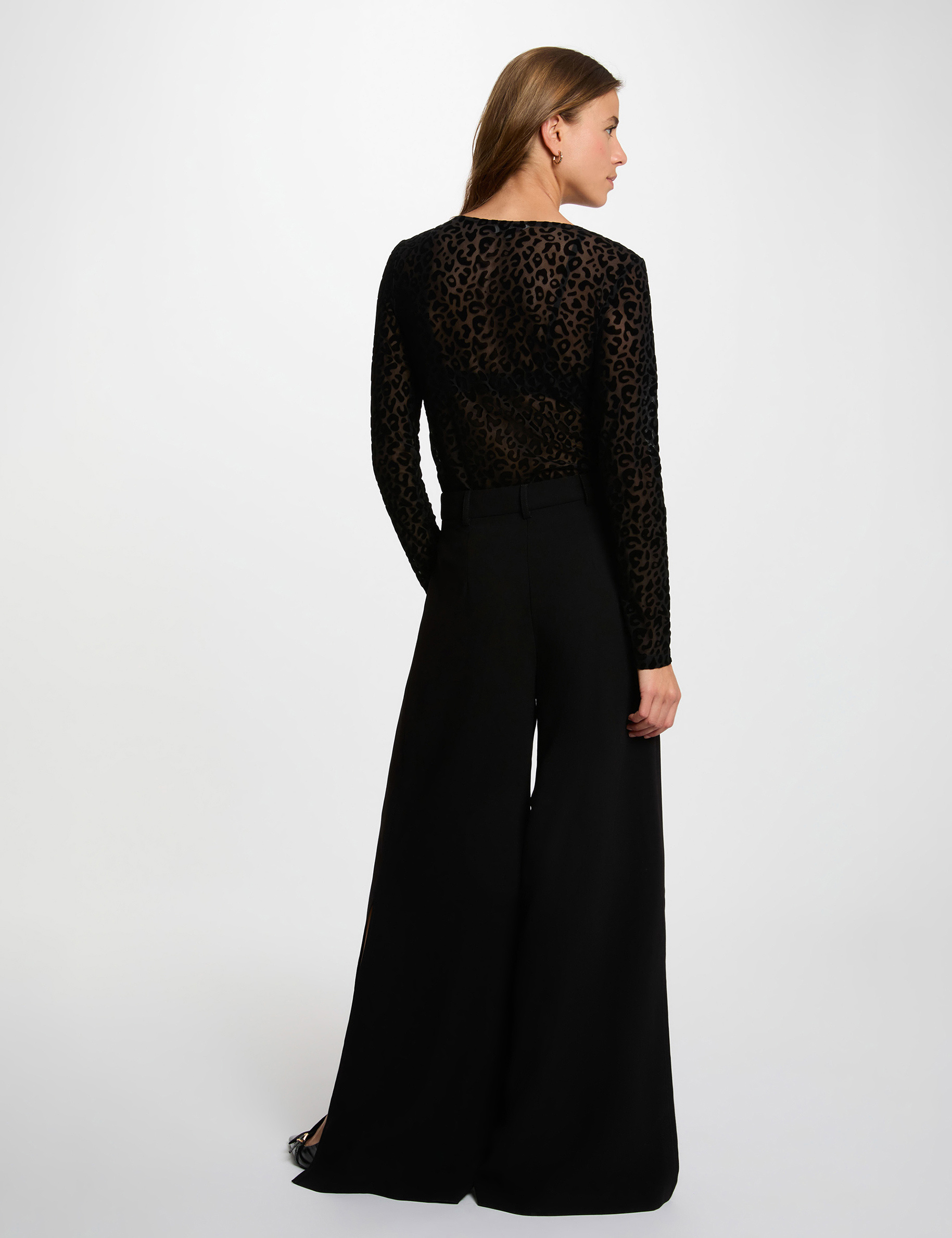 Camiseta ajustada cuello redondo negro mujer