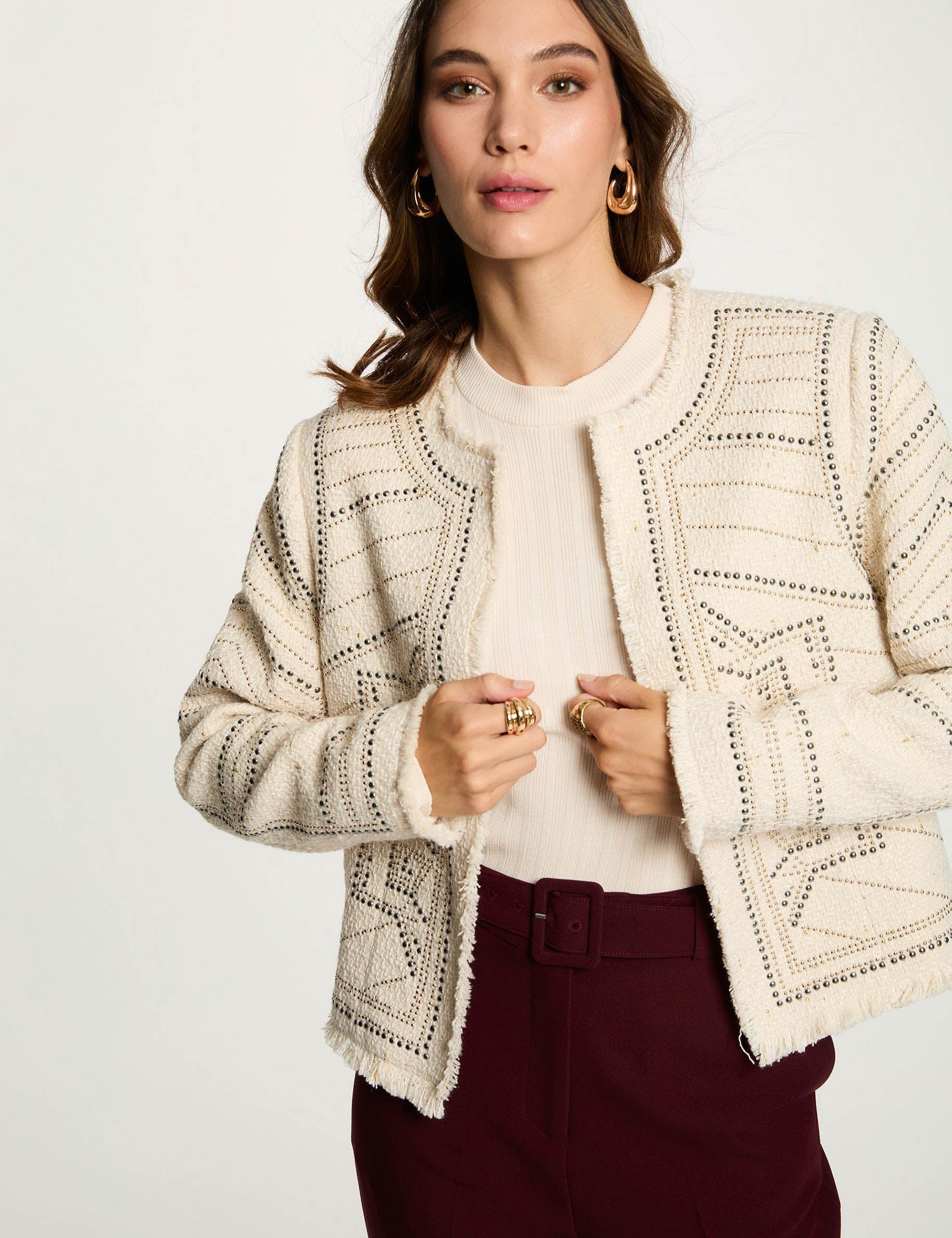 Chaqueta recta con tachuelas marfil mujer