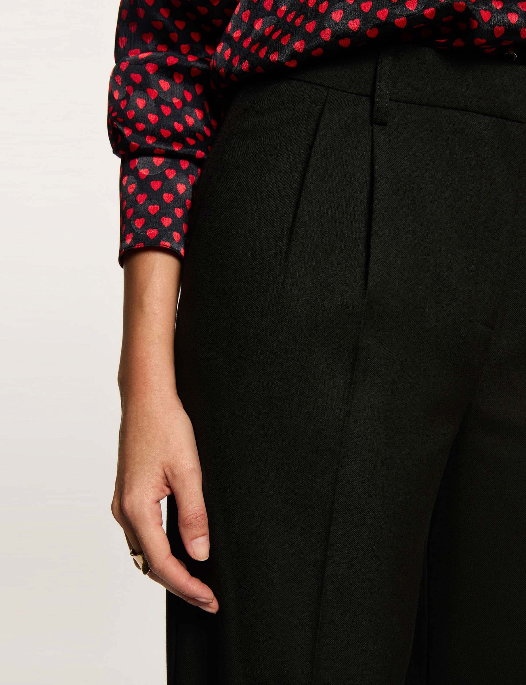 Pantal&oacute;n pernera ancha pinzas negro mujer