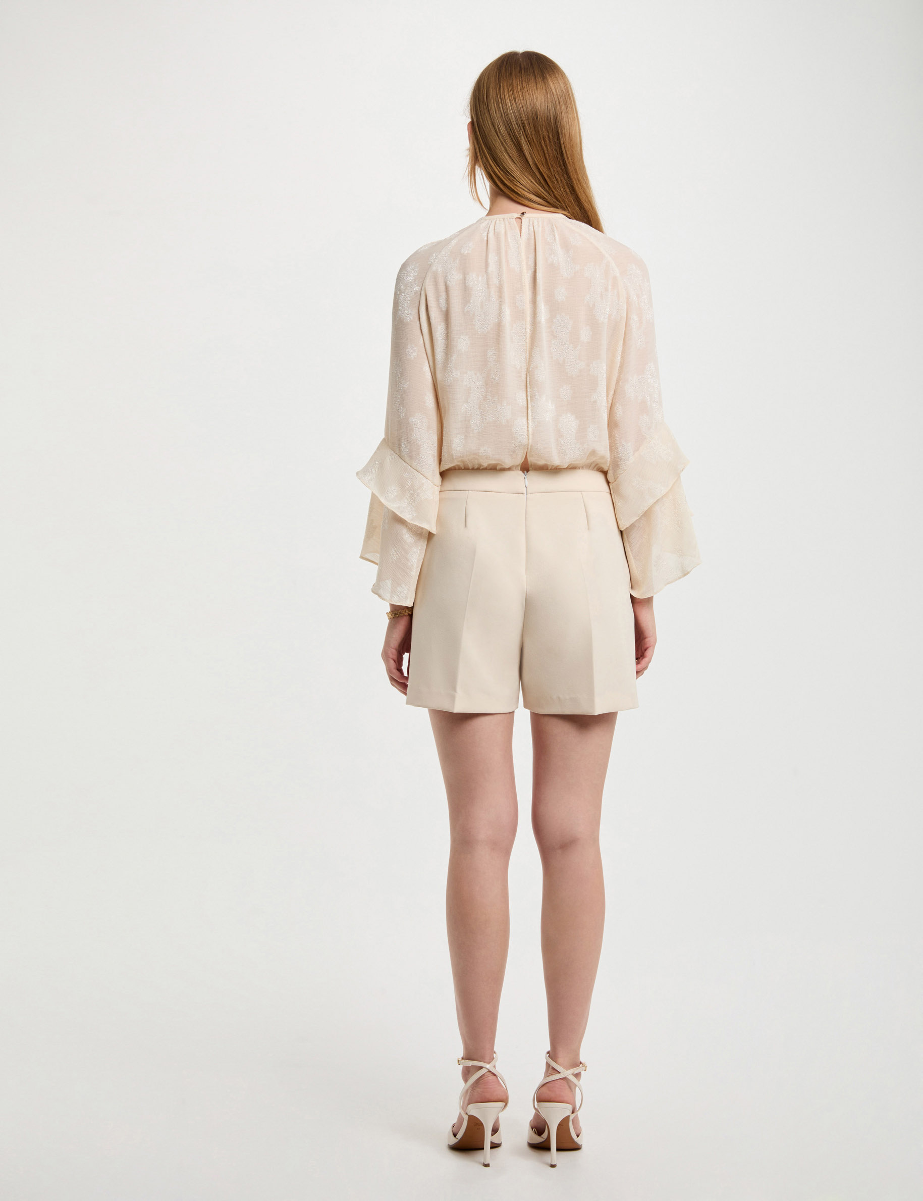 Mono corto con volantes creme mujer