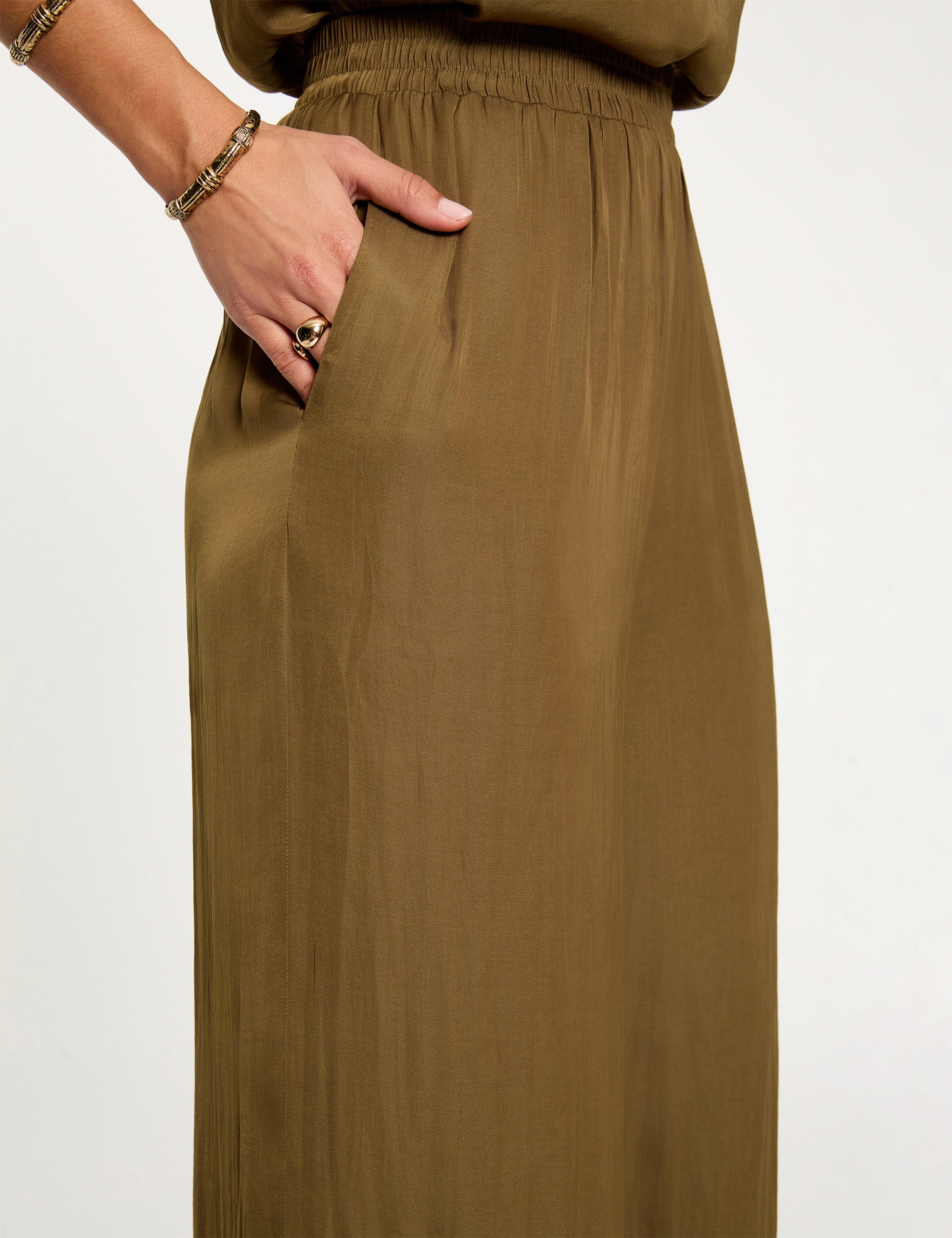Pantal&oacute;n ancho fluido verde caqui mujer