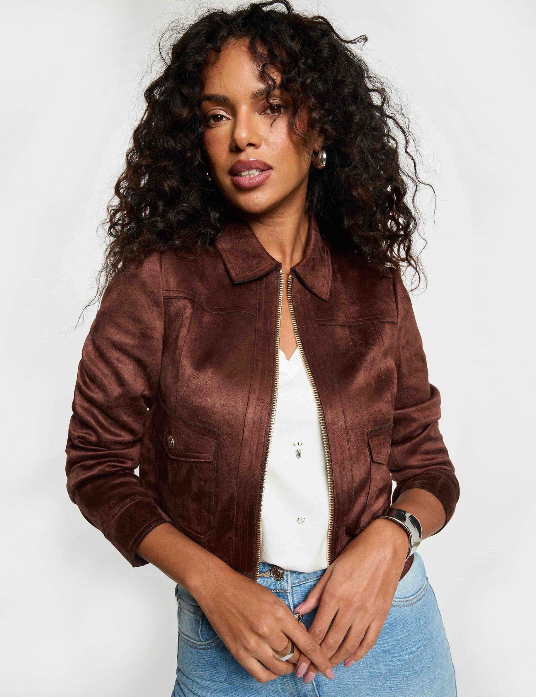Chaqueta corta antelina marr&oacute;n oscuro mujer