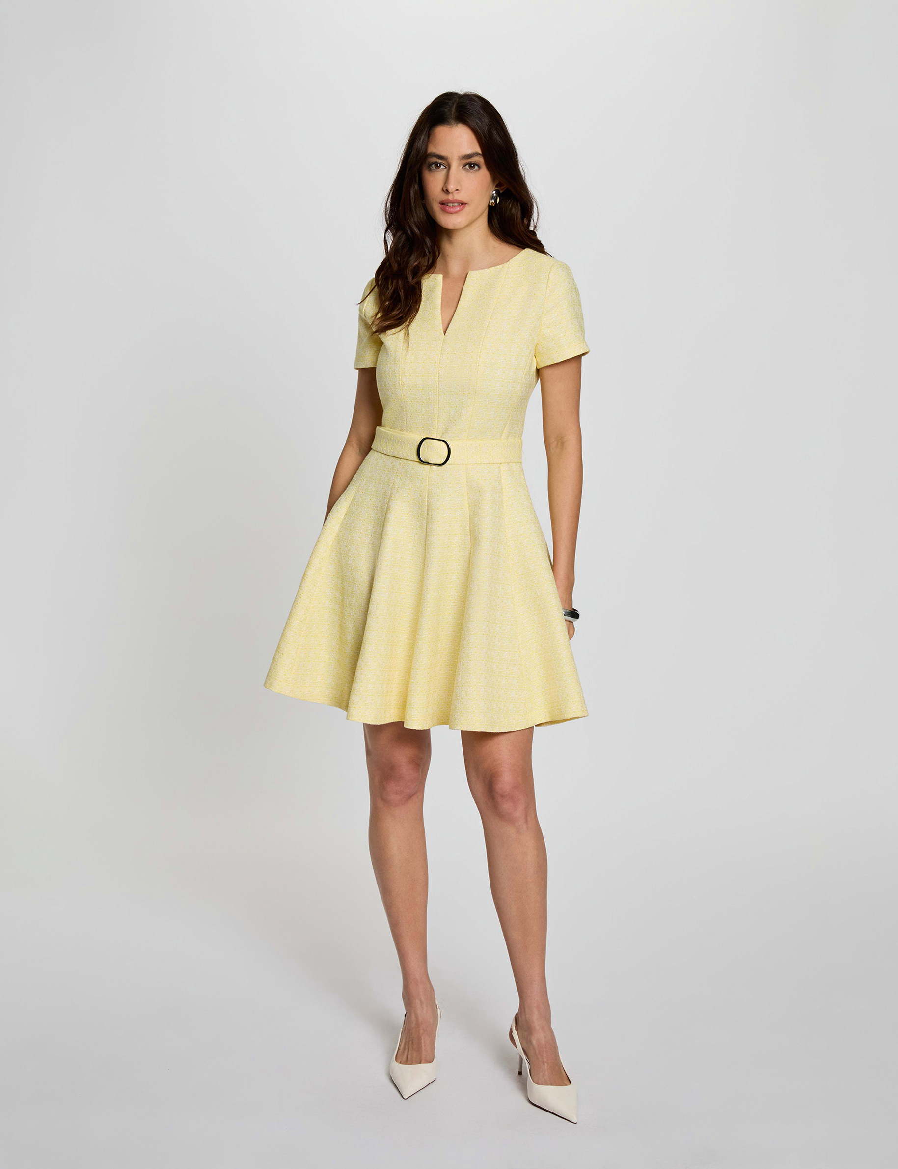 Vestido corto con cintur&oacute;n amarillo pastel mujer