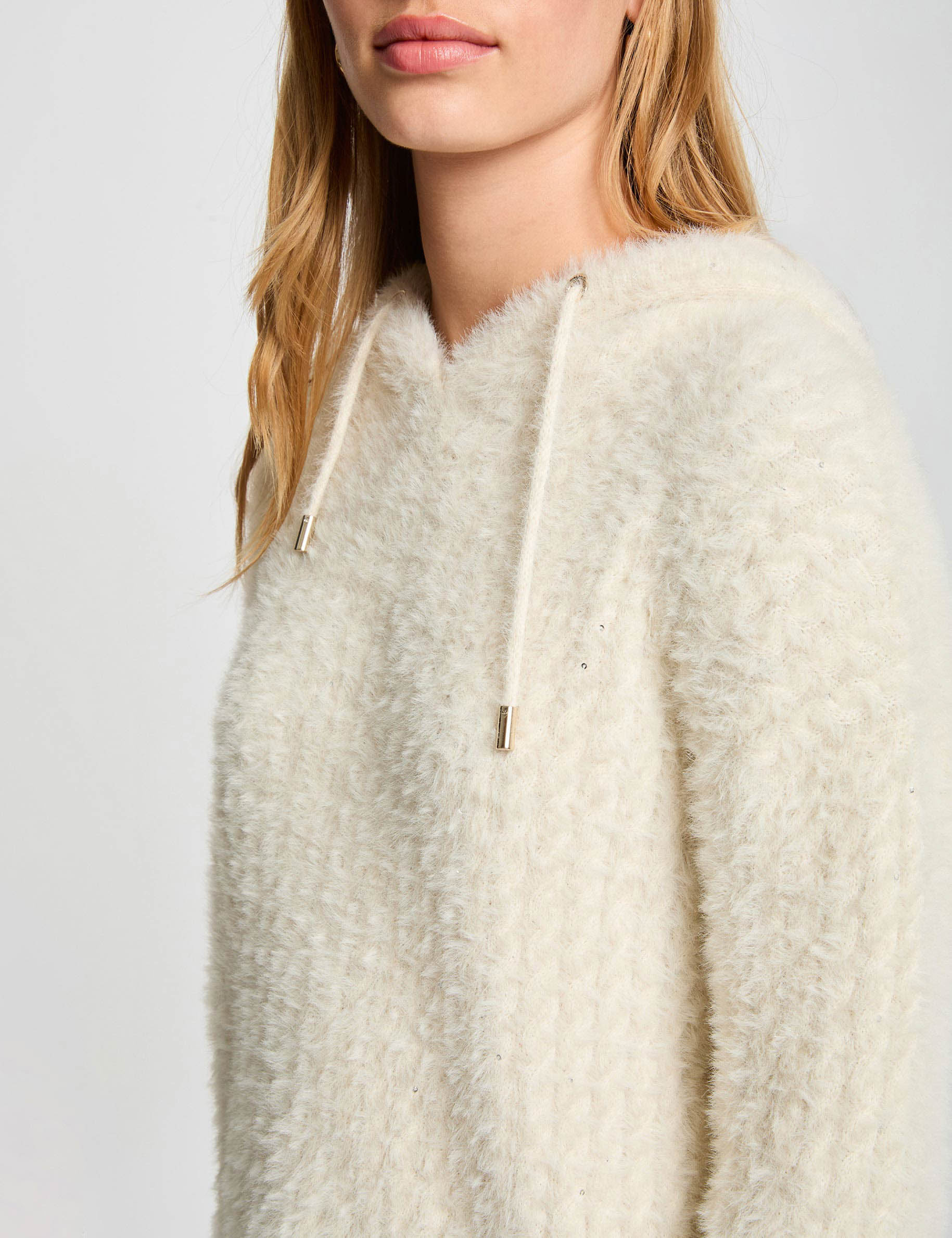 Jersey con capucha y lentejuelas marfil mujer